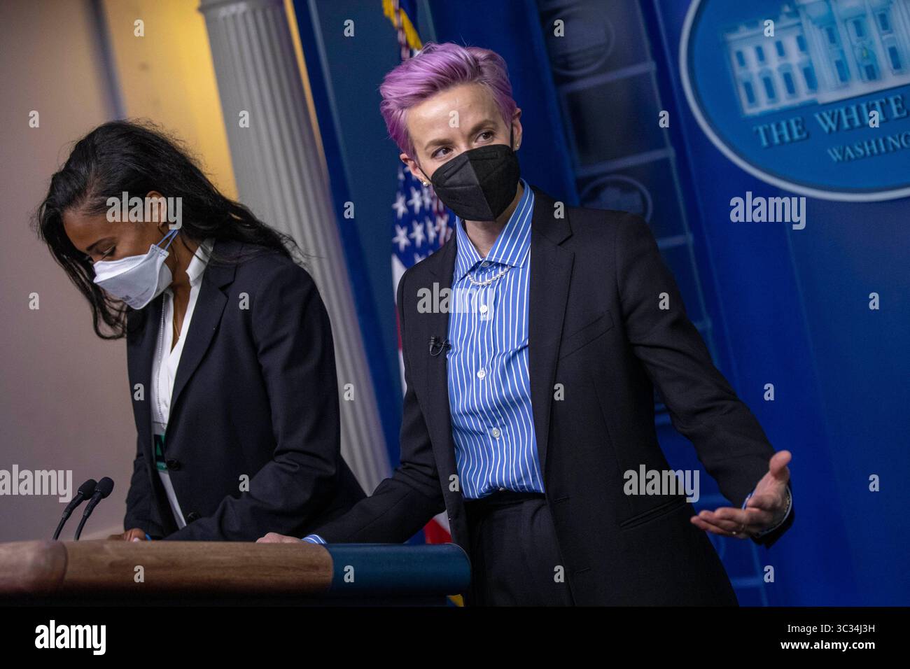 24. März 2021, Washington, District of Columbia, USA: Die US-amerikanischen Fußballprofis Megan Rapinoe (R) und Margaret Purce (L) lassen sich vor der Veranstaltung am Podium des Briefing Room fotografieren, um am 24. März 2021 im State Dining Room des Weißen Hauses in Washington, DC, USA zu feiern. Equal Pay Day bezeichnet die zusätzliche Zeit, die eine durchschnittliche Frau in den USA benötigt, um dasselbe Gehalt zu verdienen wie ihre männlichen Kollegen im letzten Kalenderjahr (Credit Image: © Michael Reynolds - Pool via CNP/CNP via ZUMA Wire) Stockfoto