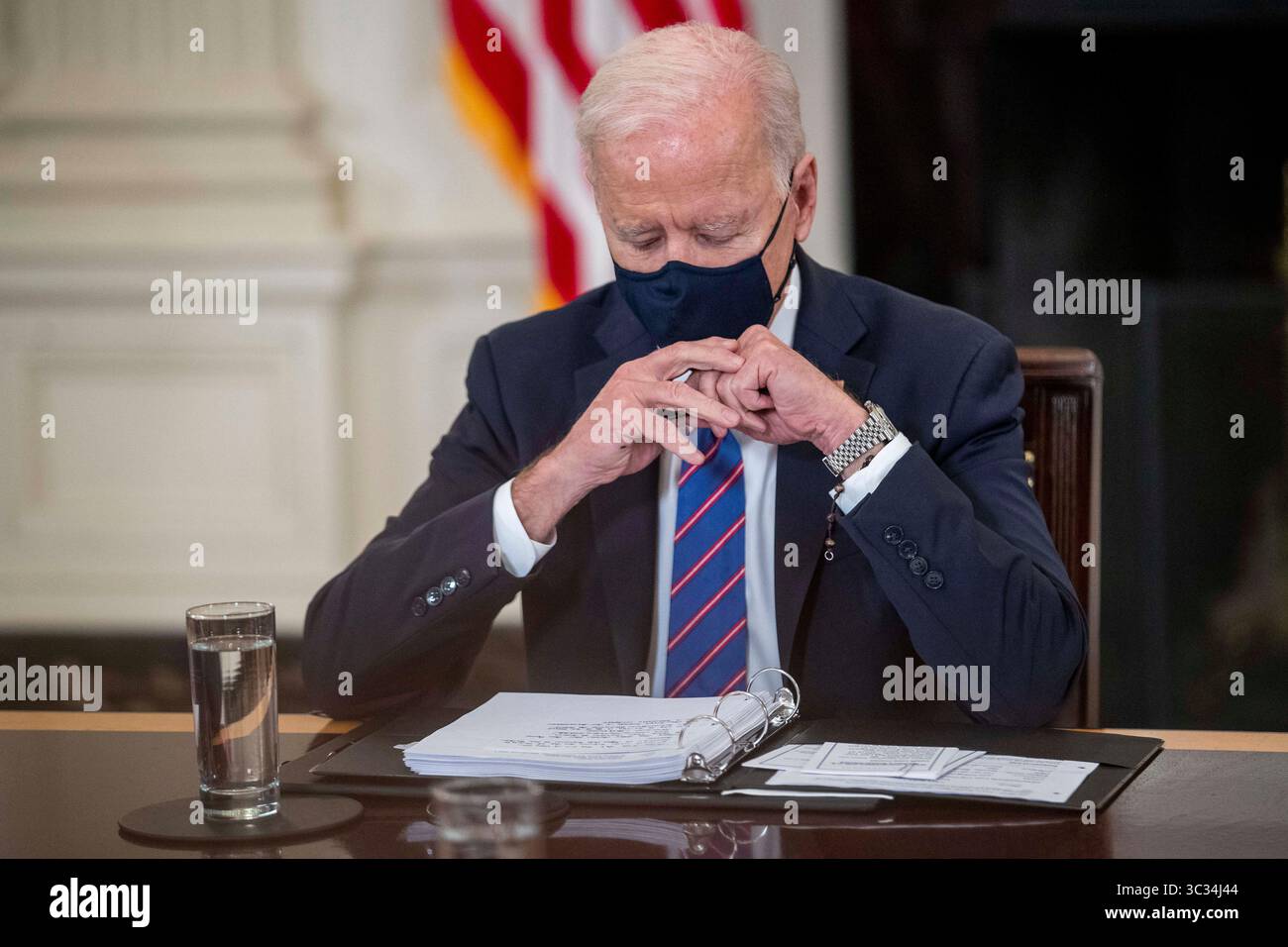 24. März 2021, Washington, District of Columbia, USA: US-Präsident Joe Biden hält zusammen mit Vizepräsident Kamala Harris während eines Treffens mit dem Gesundheitsminister Xavier Becerra, dem Minister für Innere Sicherheit Alejandro Mayorkas und den Einwanderungsberatern im Speisesaal des Weißen Hauses in Washington, DC, USA, am 24. März 2021 eine Rede. Präsident Biden sieht sich einem erneuten Zustrom von Migranten an der Grenze zwischen den USA und Mexiko gegenüber, nachdem er seine Politik seit seinem Amtsantritt im Januar geändert hat (Credit Image: © Shawn Thew - Pool via CNP/CNP via ZUMA Wire) Stockfoto