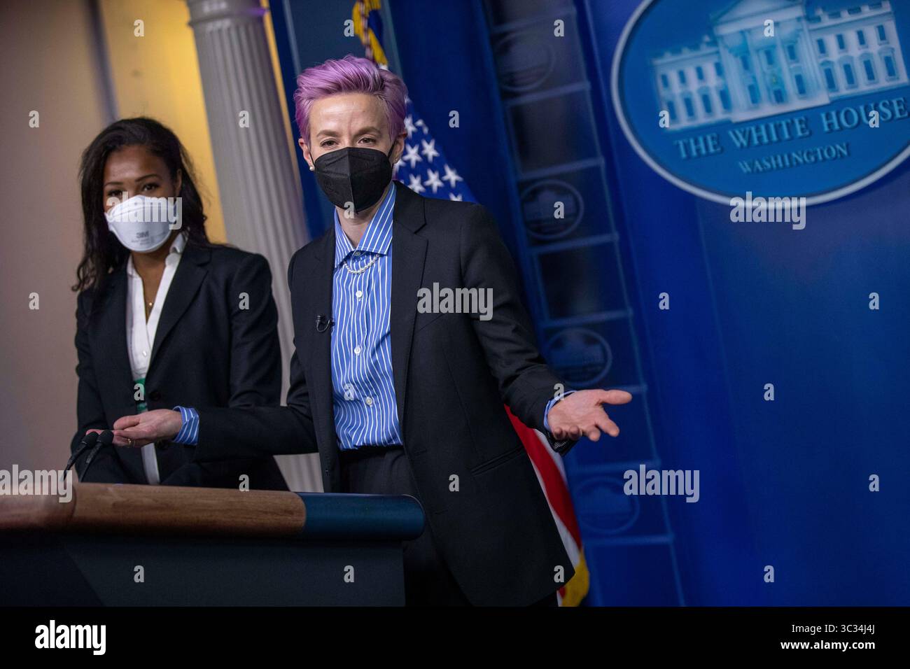 24. März 2021, Washington, District of Columbia, USA: Die US-amerikanischen Fußballprofis Megan Rapinoe (R) und Margaret Purce (L) lassen sich vor der Veranstaltung am Podium des Briefing Room fotografieren, um am 24. März 2021 im State Dining Room des Weißen Hauses in Washington, DC, USA zu feiern. Equal Pay Day bezeichnet die zusätzliche Zeit, die eine durchschnittliche Frau in den USA benötigt, um dasselbe Gehalt zu verdienen wie ihre männlichen Kollegen im letzten Kalenderjahr (Credit Image: © Michael Reynolds - Pool via CNP/CNP via ZUMA Wire) Stockfoto