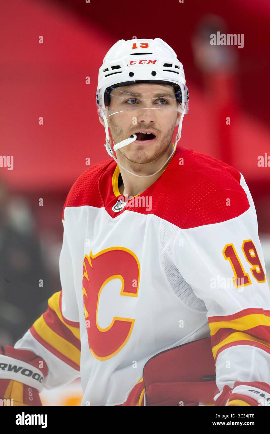 24. März 2021: Matthew Tkachuk (19) während des NHL-Spiels zwischen den Calgary Flames und den Ottawa Senators im Canadian Tire Centre in Ottawa, Kanada. Daniel Lea/CSM.(Kreditbild: &Copy; Daniel Lea/CSM via ZUMA Wire) Stockfoto