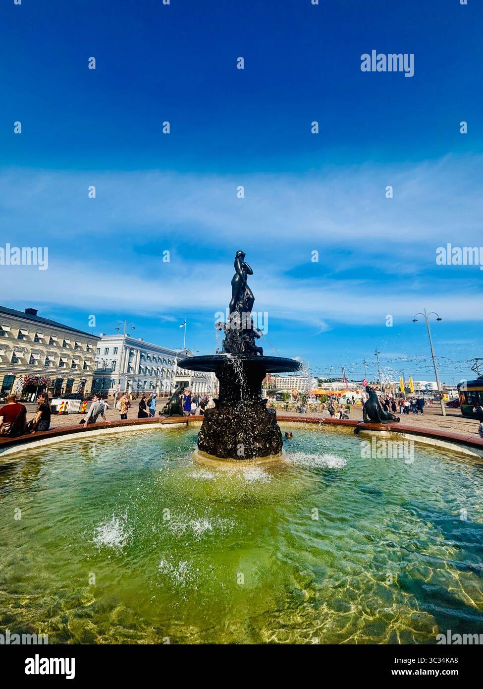 Havis Amanda Meerjungfrauenskulptur und Wasserbrunnen in Helsinki, Finnland. - Smartphone-aufgenommenes Stockfoto