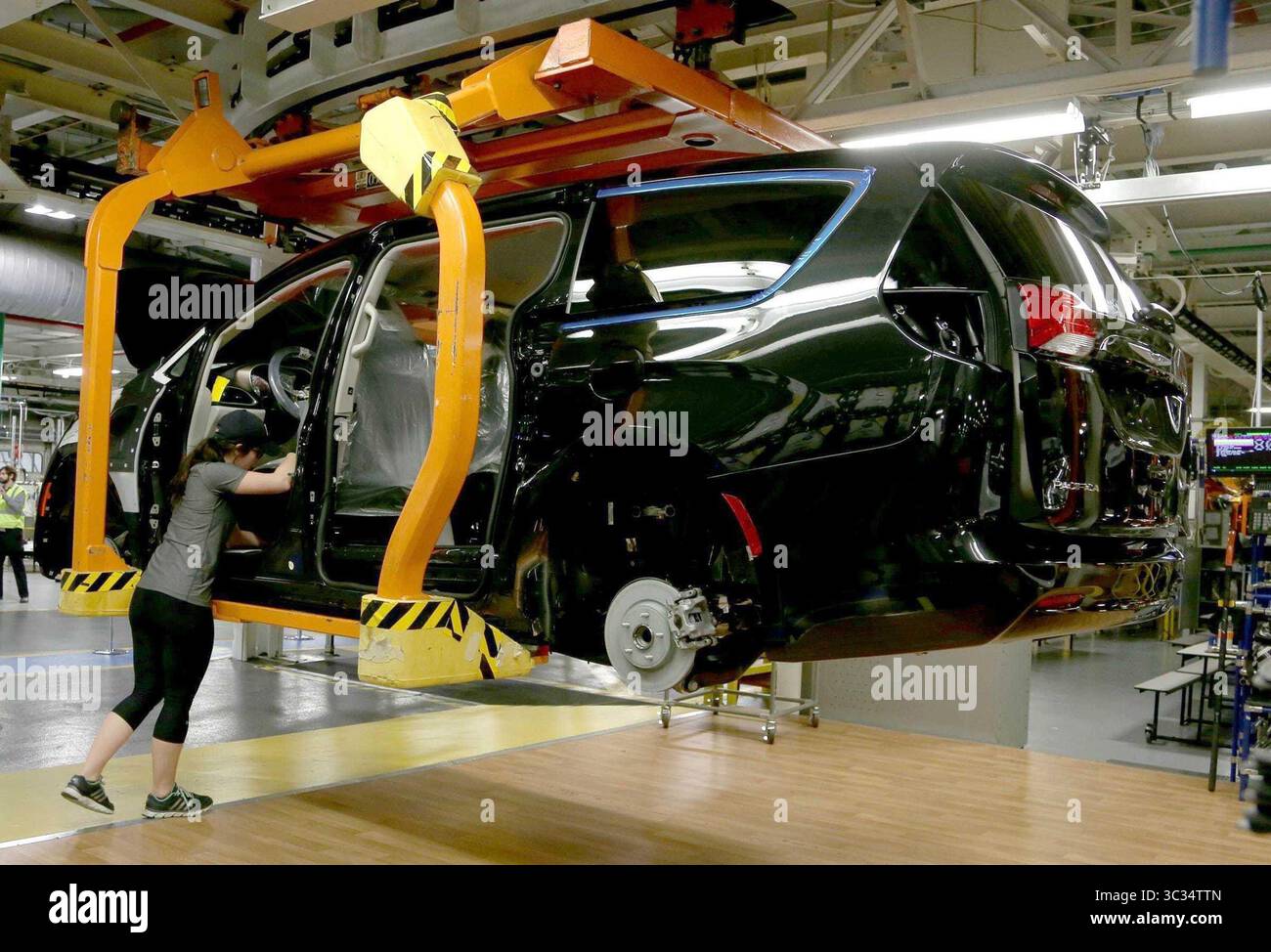 26. März 2021, USA: Ein Arbeiter an der Pacifica-Linie im Windsor-Montagewerk von Stellantis, abgebildet auf einem Foto aus dem Jahr 2016. Der globale Chip-Mangel, der die Automobilindustrie erschüttert, wird Windsor und vier weitere nordamerikanische Werke stilllegen. (Kreditbild: © TNS via ZUMA Wire) Stockfoto