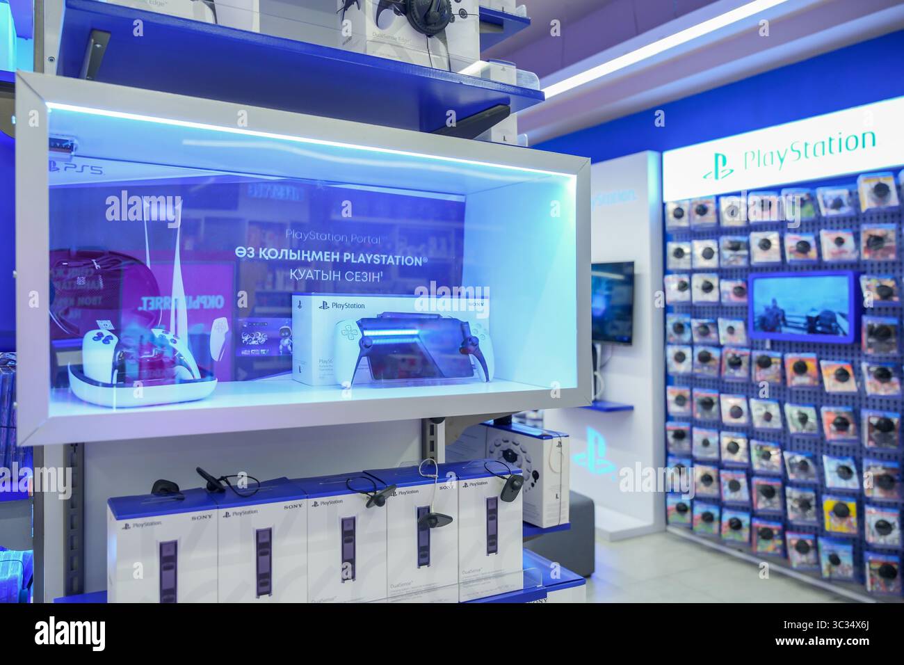 Almaty, Kasachstan – 08. Juli 2025: Sony PlayStation Portal in einem Geschäft ausgestellt. Ein Gerät für die Fernwiedergabe Stockfoto