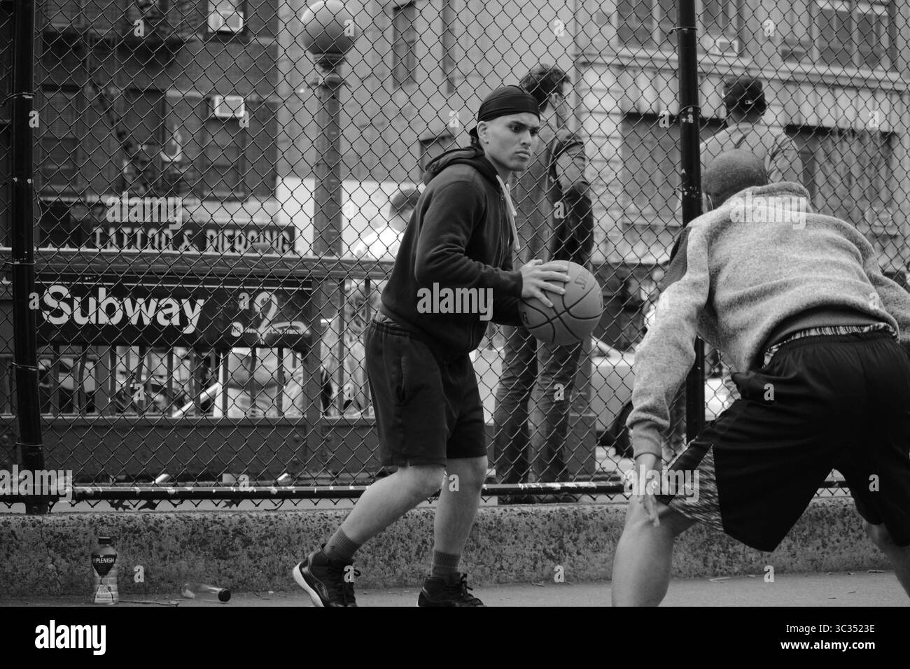 27. März 2021, New York, New York, USA: Die West Fourth Street Courts, auch bekannt als The Cage, für Amateur-Basketball in New York City, Greenwich Village. Der Cage wird auch für Streetballturniere genutzt. Die US-Impfkampagne beschleunigt sich rasant: Mehr als 90 Millionen Menschen, ein Drittel der erwachsenen Bevölkerung, haben mindestens eine Impfung mit COVID-19 erhalten. Und fast jeder Staat hat angekündigt, dass er die Richtlinie erfüllen wird, wonach alle Erwachsenen bis zum 1. Mai in Anspruch genommen werden sollen. In New York sagte Gouverneur Cuomo bei einem Pressebriefing diese Woche, dass andere staaten Termine festlegen würden Stockfoto