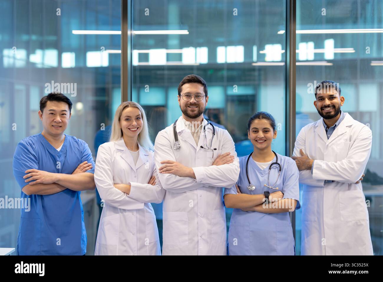 Eine vielfältige Gruppe von Medizinern steht selbstbewusst und verkörpert Teamarbeit und Expertise in einem modernen Gesundheitsumfeld. Stockfoto