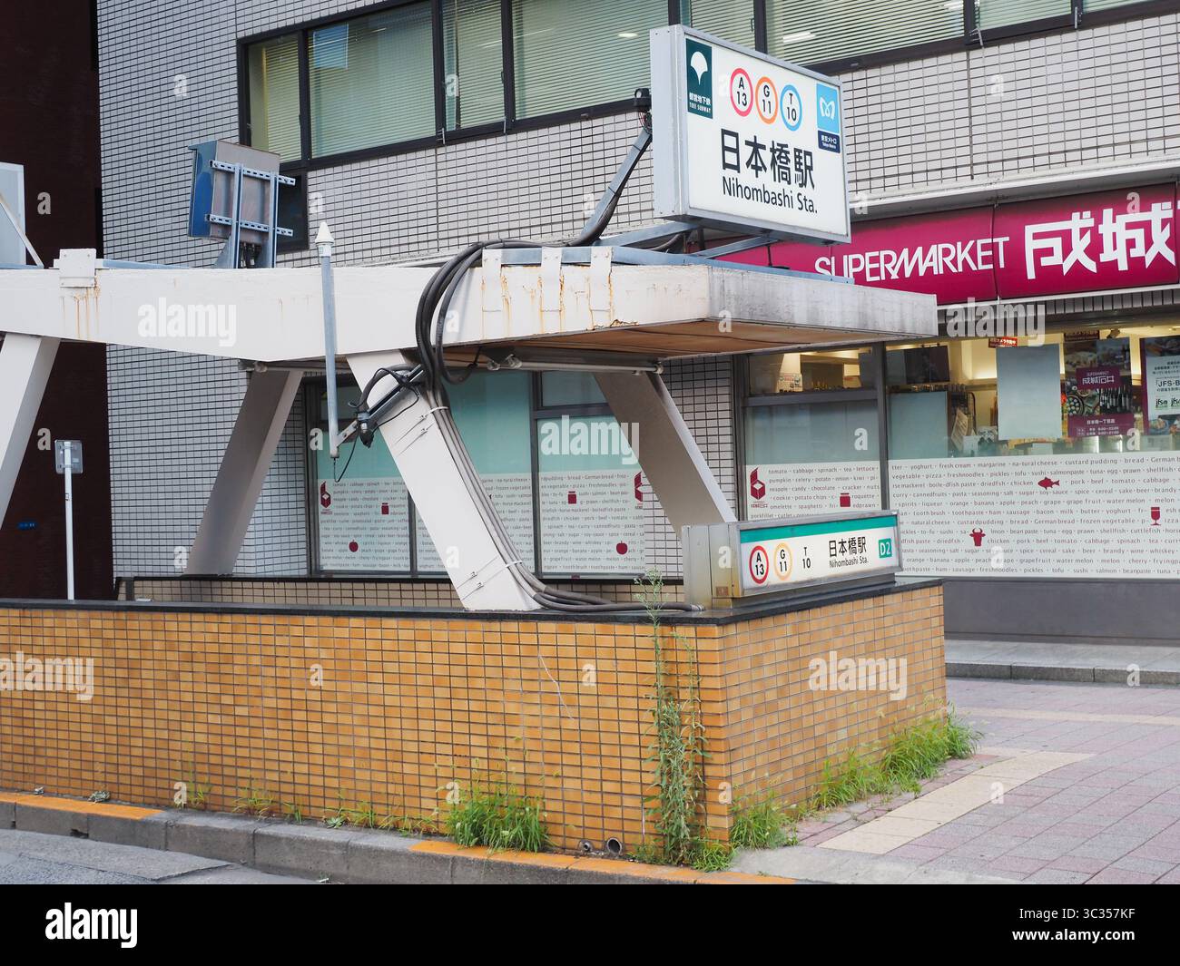 TOKIO, JAPAN - 23. Juli 2025: Eingang zur U-Bahn-Station Nihombashi. Daneben gibt es einen Seijo Ishi Supermarkt. Stockfoto