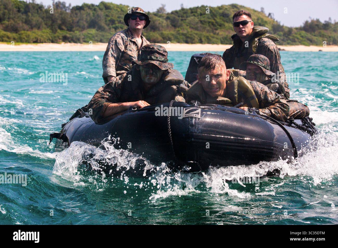 9. März 2020: Okinawa, Japan - die US-Marines mit dem 3. Bataillon, 3. Marines experimentieren während des Castaway 21,1 um Okinawa, Japan, am 18. März 2021. Castaway 21,1 demonstrierte die Fähigkeit der Marine Corpsâ€™, sich mit der gemeinsamen Streitmacht zu integrieren, um wichtige maritime Gebiete zu erobern und zu verteidigen, eine Unterschrift zu erhalten und Präzisionsfeuer mit großer Reichweite durchzuführen, um Marineoperationen von einer Expeditionsbasis aus zu unterstützen. 3/3 ist Teil der 3rd Marine Division, die im Indopazifik stationiert ist. (Kreditbild: © U.S. Marines/ZUMA Wire/ZUMAPRESS.com) Stockfoto