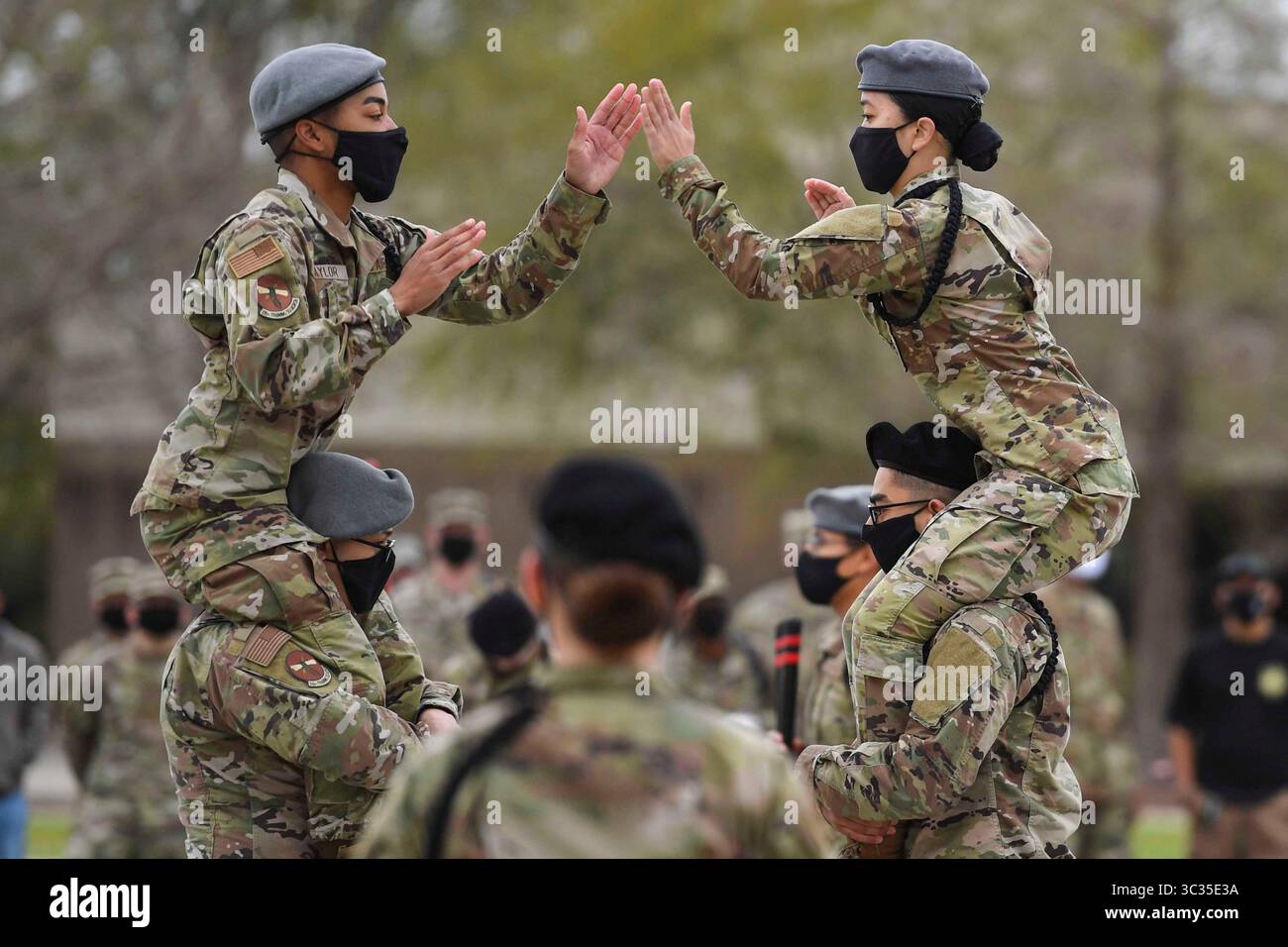19. März 2021 – Biloxi, Mississippi, USA – US Air Force Airman 1st Class Tyrone Taylor und Airman Destiny Millerd, Mitglieder des 335th Training Squadron Freestyle Drill Teams, führen während der 81st Training Group Drill Down auf der Levitow Training Support Facility Drill Pad auf der Keesler Air Force Base, Mississippi, 19. März 2021 durch. Flieger der 81. TRG nahmen an einer vierteljährlichen Inspektion der offenen Ränge, einer regulatorischen Drill-Routine und einer Freestyle-Drill-Routine Teil. Keesler bildet jedes Jahr mehr als 30.000 Studenten aus. Während des Trainings erhalten Airmen die Möglichkeit, sich freiwillig zu erlernen und die Übung durchzuführen Stockfoto