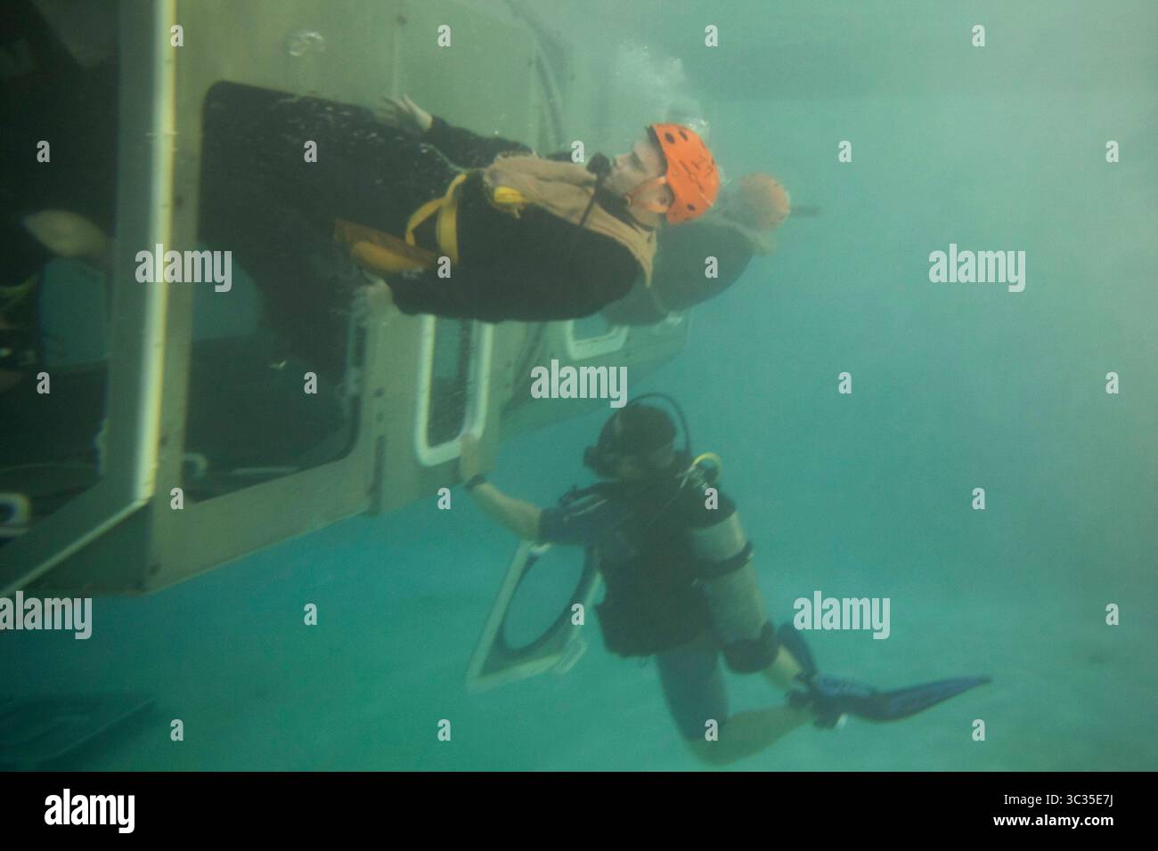 23. März 2021 - Camp Lejeune, USA - U.S. Marines mit der 22. Marine Expeditionary Unit, Escape from a Modular Amphibious Egress Trainer (MAET) während Unterwasser-Ausstiegstraining an Bord von Camp Lejeune, N.C., 23. März 2021. Der Unterwasser-Ausstiegstrainer bringt Marines bei, wie sie ein untergetauchtes Flugzeug schnell und sicher verlassen können. (Kreditbild: © Antonio Garcia/ U.S. Marines/ZUMA Wire/ZUMAPRESS.com) Stockfoto