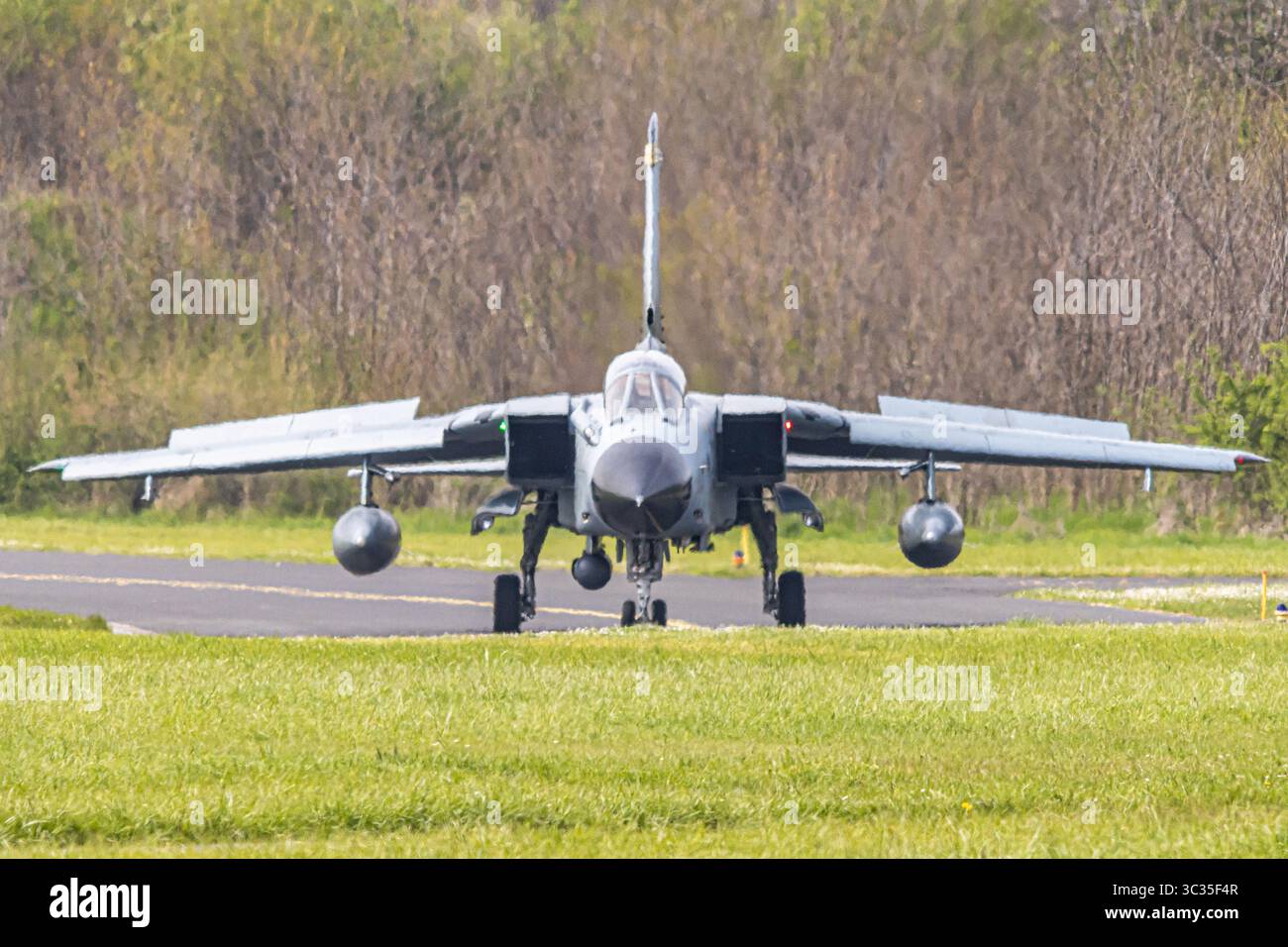 Tornado-Jets der deutschen Luftwaffe, die während einer NATO-Übung mit brennenden Nachbrennern starten. Kraftvoller Schub, glühende Motoren und rasender Geschwindigkeitsdämon Stockfoto