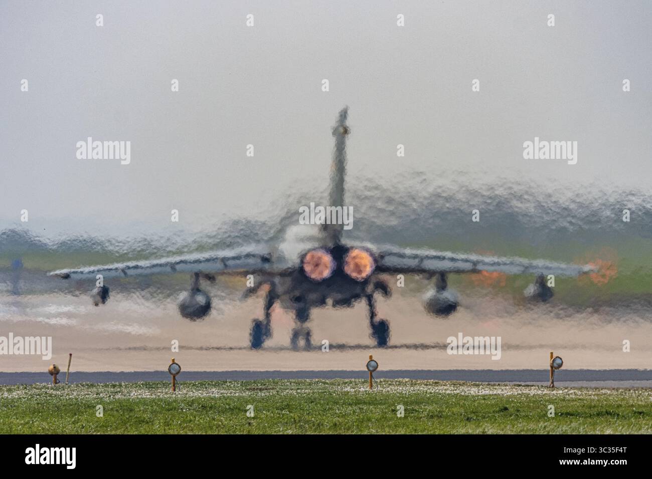 Tornado-Jets der deutschen Luftwaffe, die während einer NATO-Übung mit brennenden Nachbrennern starten. Kraftvoller Schub, glühende Motoren und rasender Geschwindigkeitsdämon Stockfoto