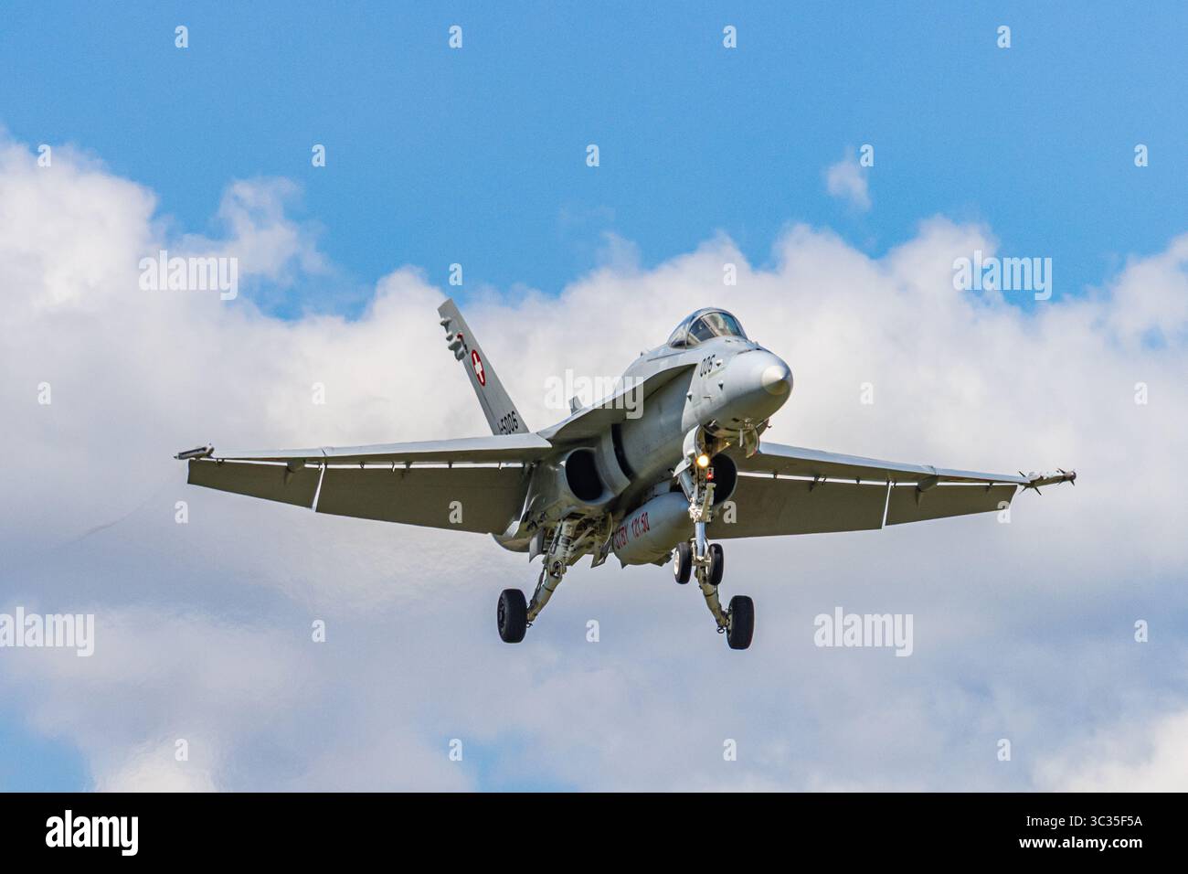 Schweizer Luftwaffe F-18 Jet landet und bewegt auf der Landebahn. Das Kampfflugzeug verlangsamt sich nach dem Aufsetzen und bewegt sich auf dem Rollweg mit Präzision d Stockfoto