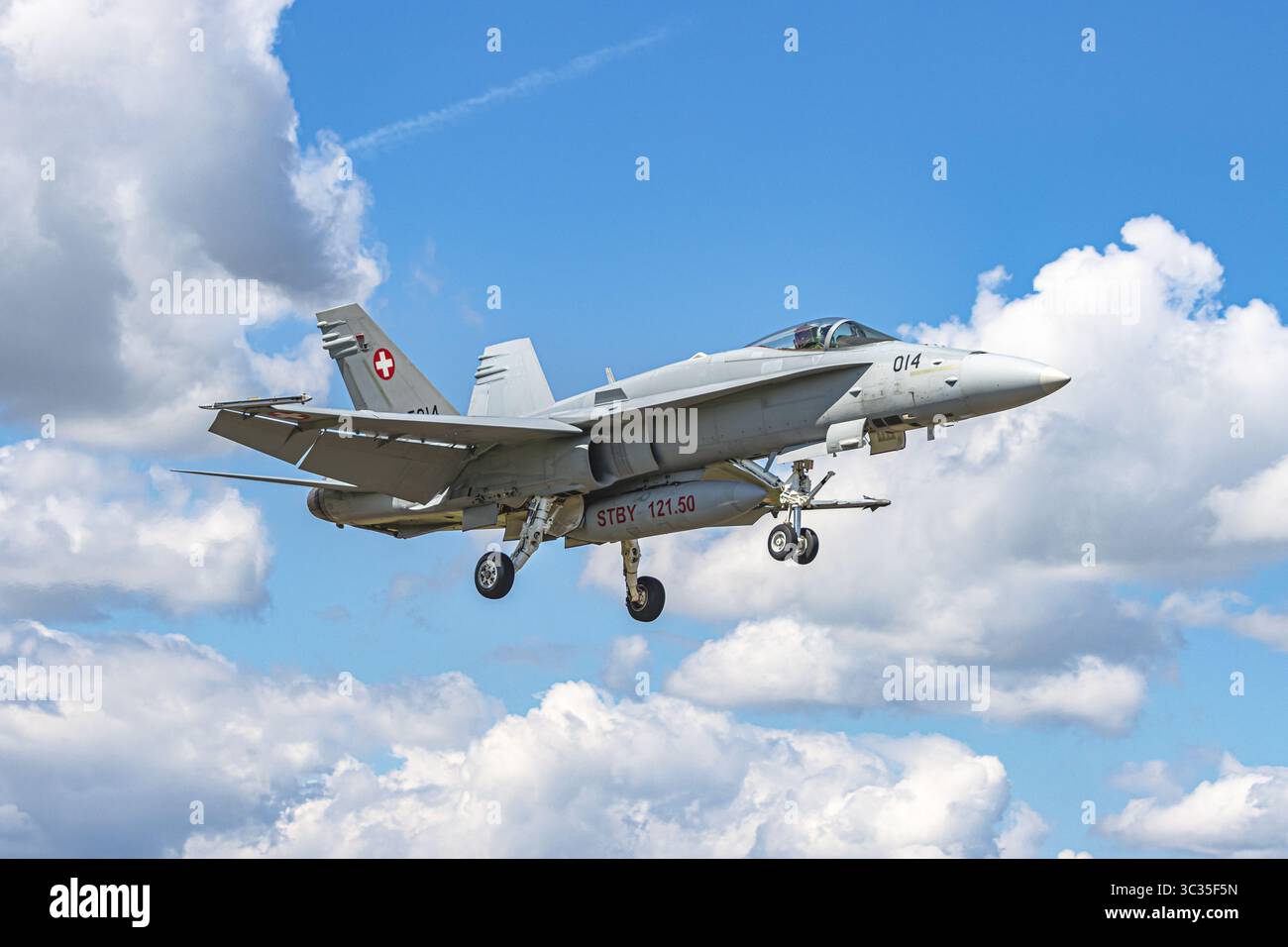 Schweizer Luftwaffe F-18 Jet landet und bewegt auf der Landebahn. Das Kampfflugzeug verlangsamt sich nach dem Aufsetzen und bewegt sich auf dem Rollweg mit Präzision d Stockfoto