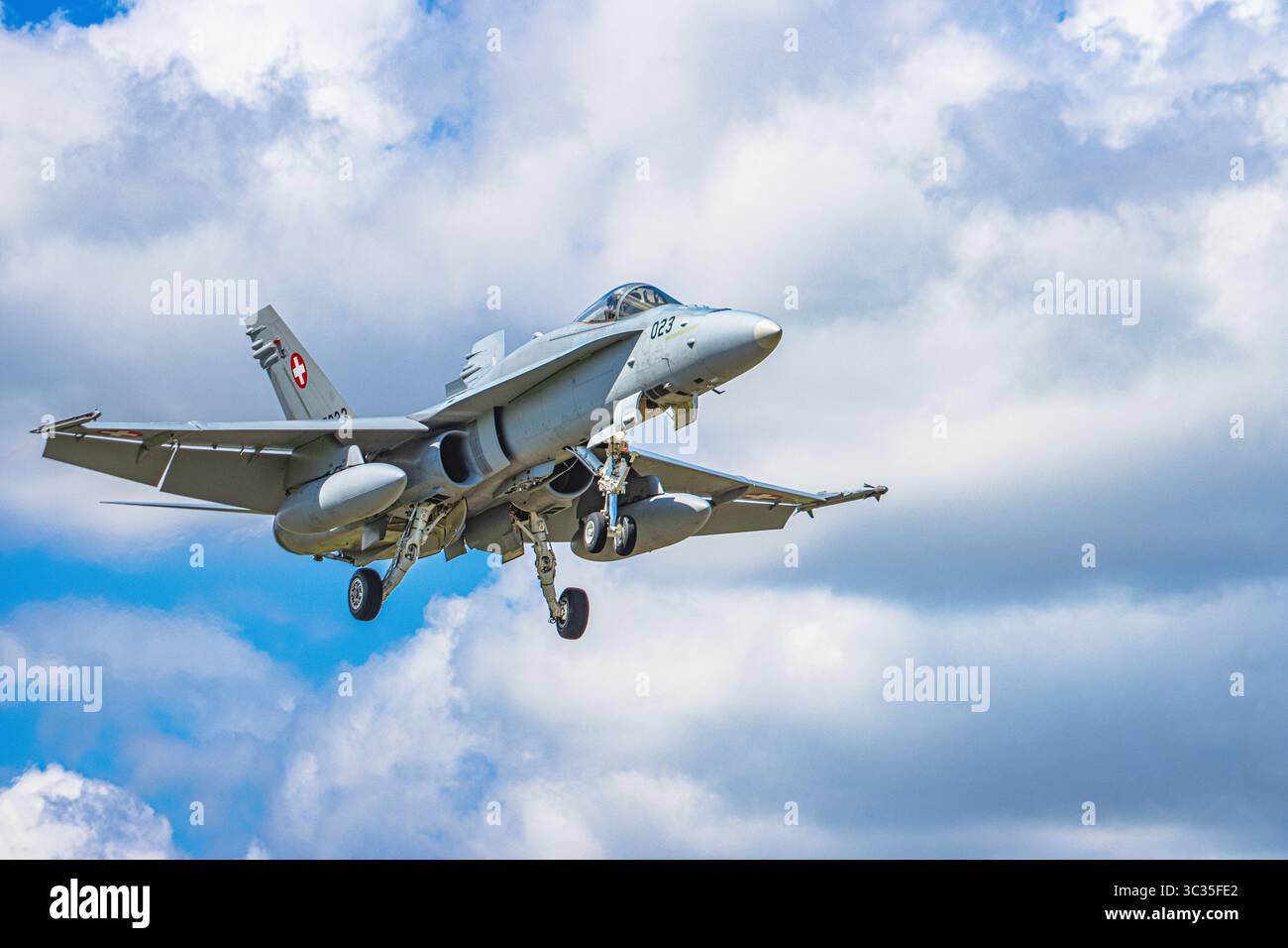Schweizer Luftwaffe F-18 Jet landet und bewegt auf der Landebahn. Das Kampfflugzeug verlangsamt sich nach dem Aufsetzen und bewegt sich auf dem Rollweg mit Präzision d Stockfoto