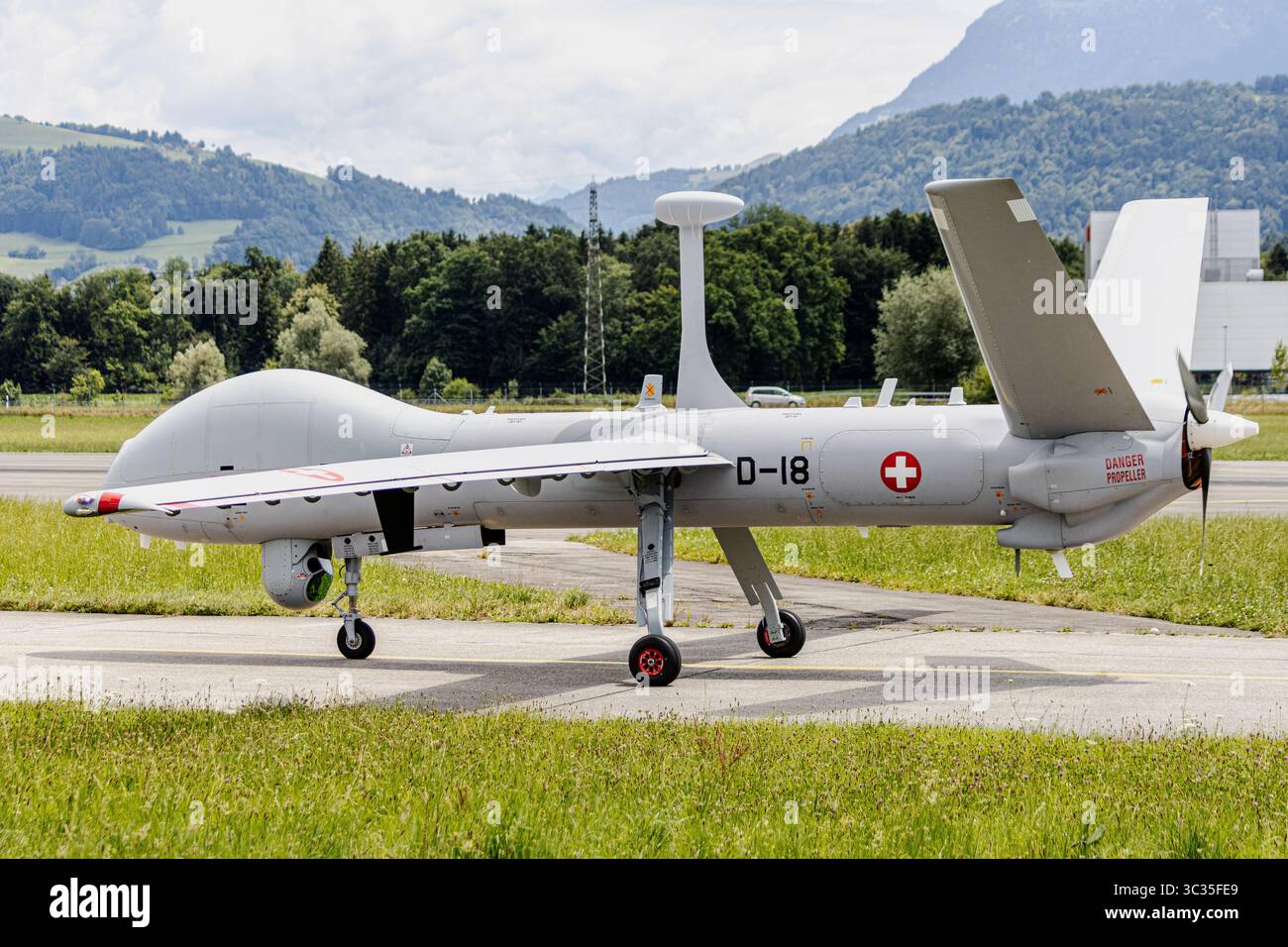 Die Schweizer Luftwaffe Elbit Hermes 900 Drohne auf dem Rollweg während einer militärischen Übung. Das unbemannte Luftfahrzeug bewegt sich zur Aufklärung in Position Stockfoto