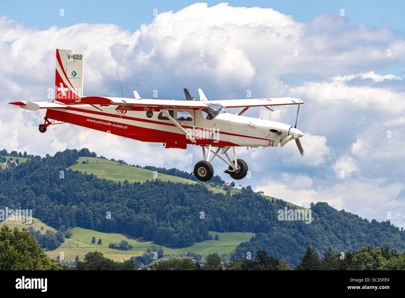 Die PC-6-Flugzeuge des Schweizer Kunstflugteams Patrouille Suisse sind im finalen Landeanflug. Die vielseitige Ebene lässt sich sanft absenken und sorgt so für eine präzise fl Stockfoto