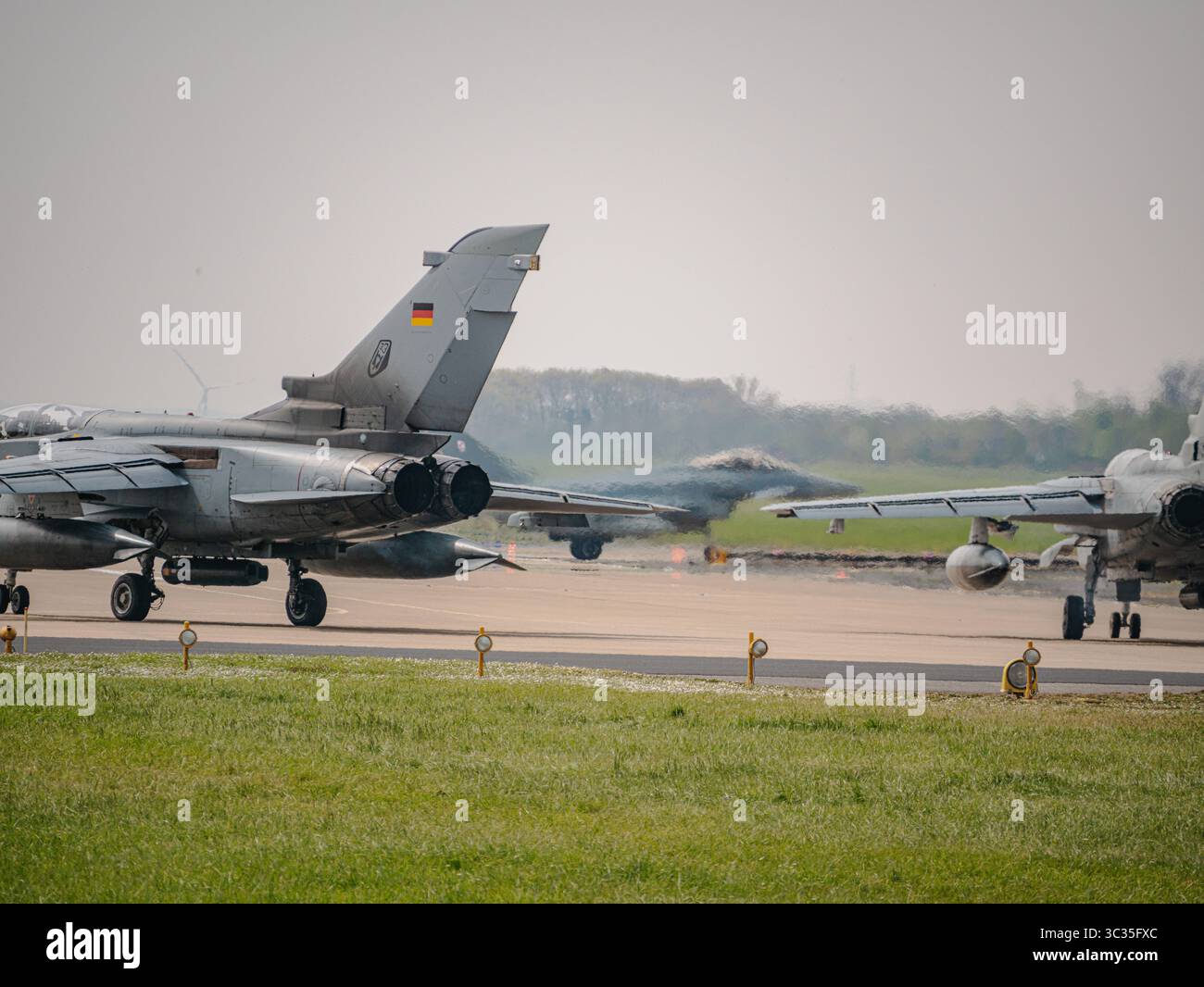 Tornado-Jets der deutschen Luftwaffe, die während einer NATO-Übung mit brennenden Nachbrennern starten. Kraftvoller Schub, glühende Motoren und rasender Geschwindigkeitsdämon Stockfoto