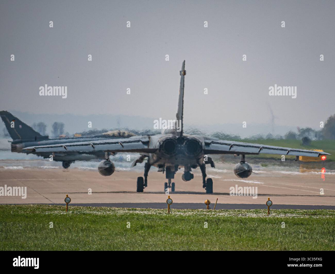 Tornado-Jets der deutschen Luftwaffe, die während einer NATO-Übung mit brennenden Nachbrennern starten. Kraftvoller Schub, glühende Motoren und rasender Geschwindigkeitsdämon Stockfoto