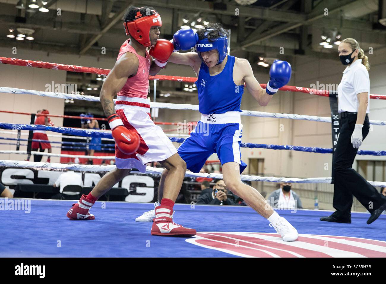 März 2021, Shreveport, Louisiana, USA: Emanuel Moreno, in (rot) aus Wichita Falls, TX kämpft gegen Carlos Lebron, in (blau) aus Clermont, FL bei den USA Boxing National Championships 2020. (Bild: © Allyse Pulliam/ZUMA Wire) Stockfoto