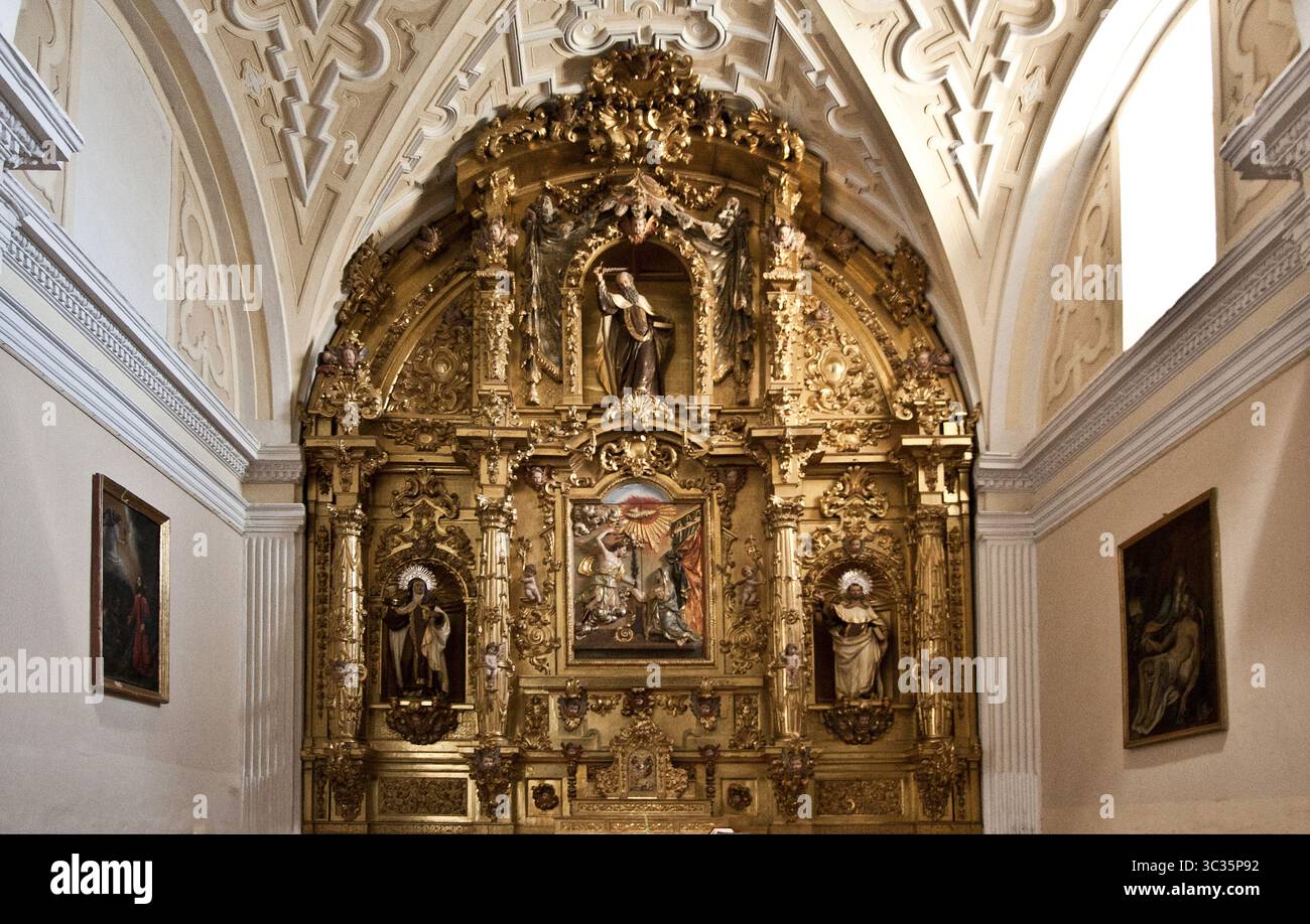 Spanien, Ávila - der Altar der Karmeliterkloster Kirche der Menschwerdung in Ávila mit einer zentralen Tafel, die die Verkündigung darstellt, als Christus auf die Botschaft des Engels im Leib der Jungfrau Maria inkarniert wurde. An den Seiten befinden sich die großen karmelittischen Mystiker und Reformatoren, die Heilige Teresa von Ávila (deren Kloster dies war) und der Heilige Johannes vom Kreuz (der sie in diesem Kloster besuchte). Oben der Prophet Elia, eine der zentralen Figuren der karmelitischen Spiritualität. Stockfoto