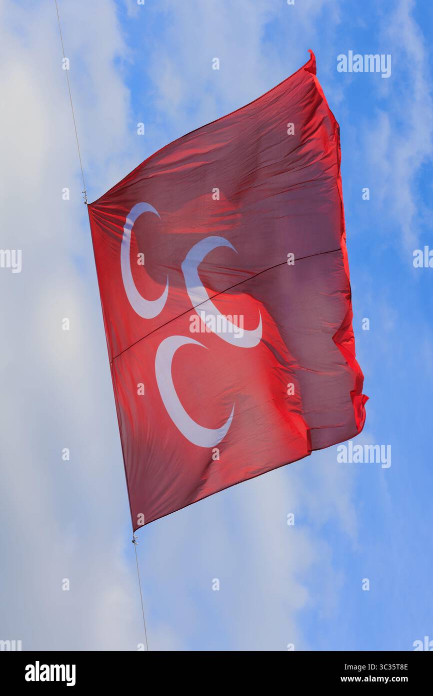 Osmanische Flagge, dreimondförmige politische Parteiflagge, MHP-Flagge und bewölkter Himmel und das windige Wetter Stockfoto