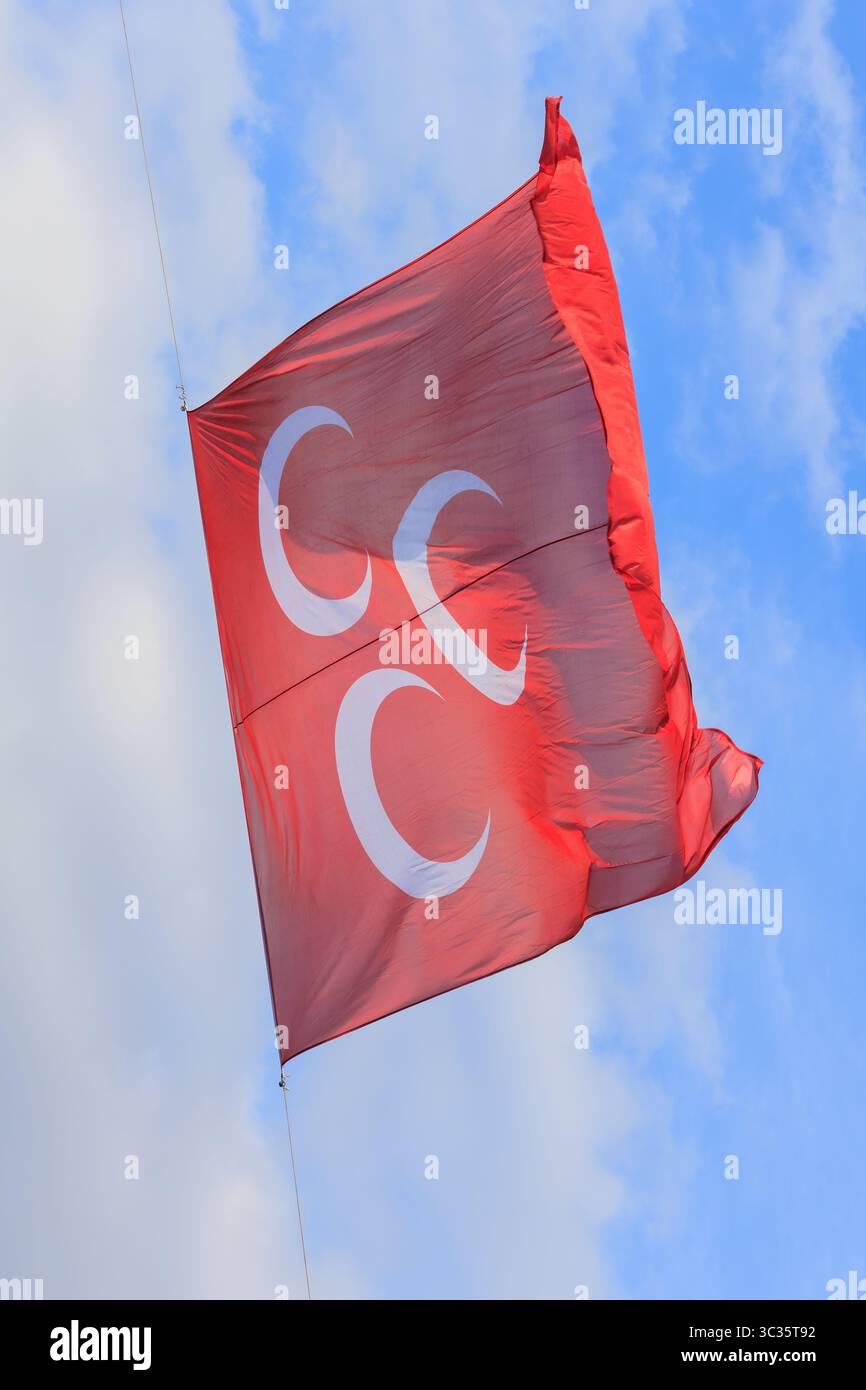 Osmanische Flagge, dreimondförmige politische Parteiflagge, MHP-Flagge und bewölkter Himmel Stockfoto