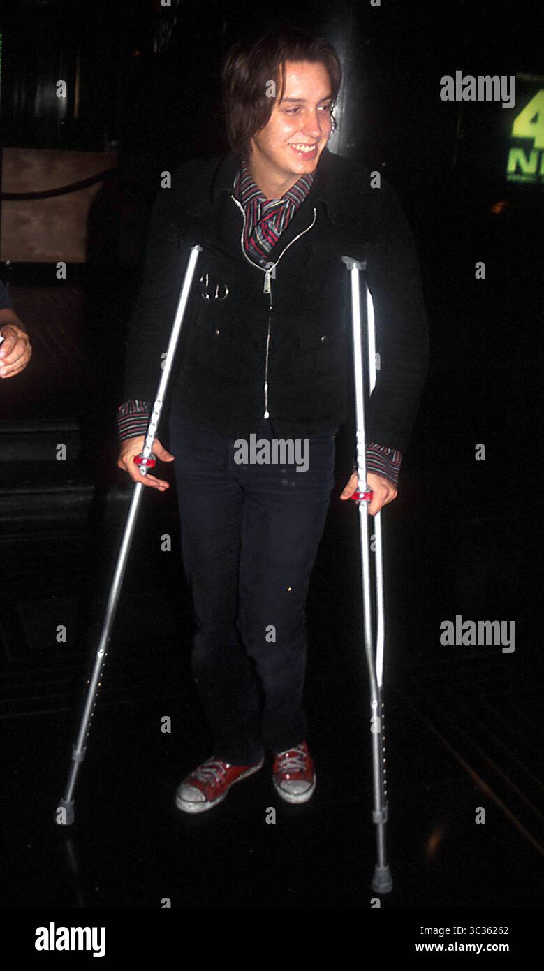 Januar 2011 - K25908RM SD0816. ABFAHRT DER CONAN O'BRIEN SHOW NACH AUFNAHME DER NBC STUDIOS IN NEW YORK CITY. RICK MACKLER/ 2002.JULIAN CASABLANCAS ''THE STROKES'(Bild: © Globe Photos/ZUMAPRESS.com) Stockfoto