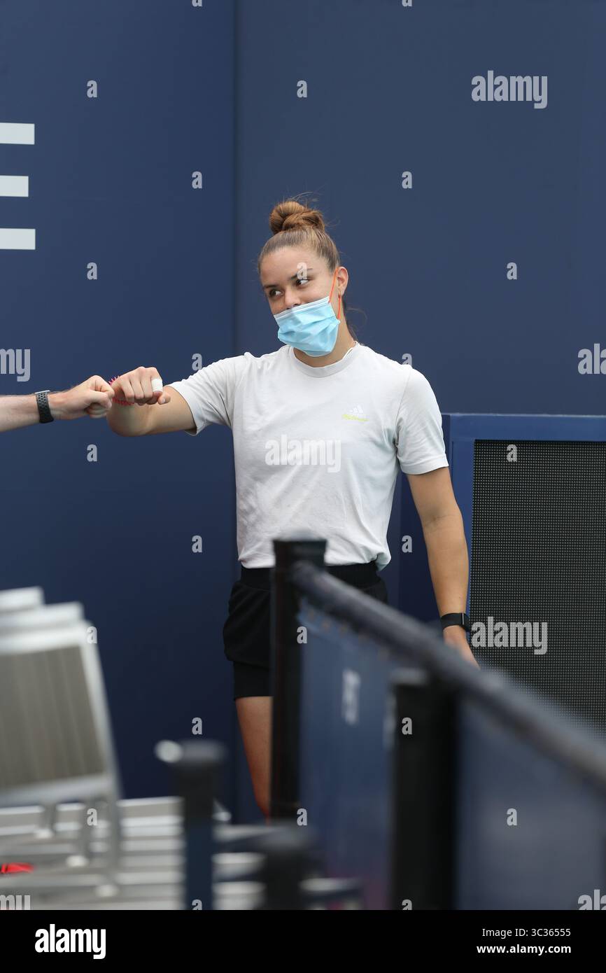 April 2021, Miami Gardens, Florida, USA: Maria Sakkari hat am 11. Tag der Miami Open am 1. April 2021 im Hard Rock Stadium in Miami Gardens, Florida, beim Üben gesehen...Menschen: Maria Sakkari (Credit Image: © SMG via ZUMA Wire) Stockfoto
