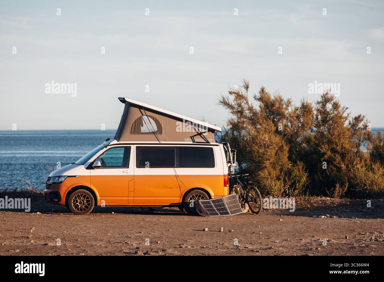 Wohnmobil am Strand geparkt, Wohnmobil eingerichtet und für einen Langzeitaufenthalt vorbereitet Stockfoto