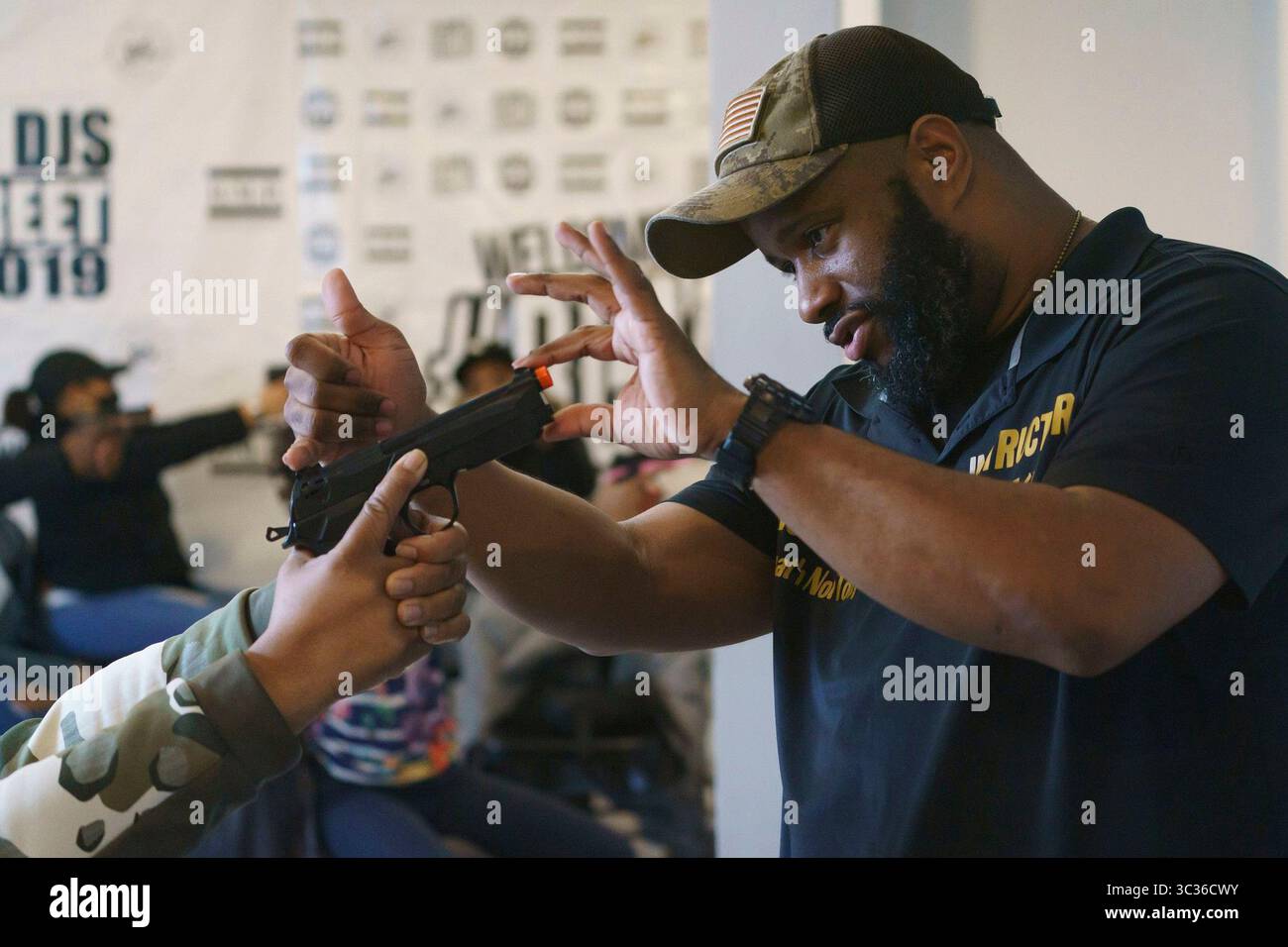 1. März 2021, Chicago, Illinois, USA: Der Instruktor MIKE BROWN vermittelt den Schülern die Grundlagen des Waffenbetriebs während eines Kurses. Zwei Dutzend Schüler in der Klasse handelten Replikatpistolen und übten ihre Griffe, Schießhaltungen und die feinen Punkte bewaffneter Konfrontation. (Foto: © Youngrae Kim/Chicago Tribune/TNS via ZUMA Wire) Stockfoto
