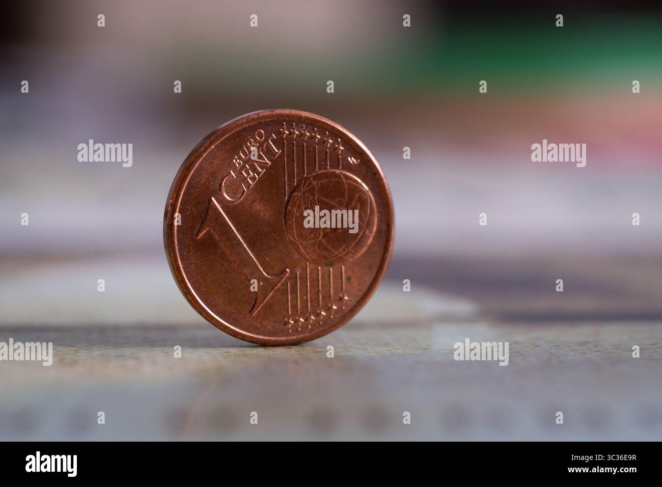 Nahaufnahme der Euro-Cent-Münze, die am Rand steht, ein Cent-Wert vorne, Fiat-Geld Stockfoto