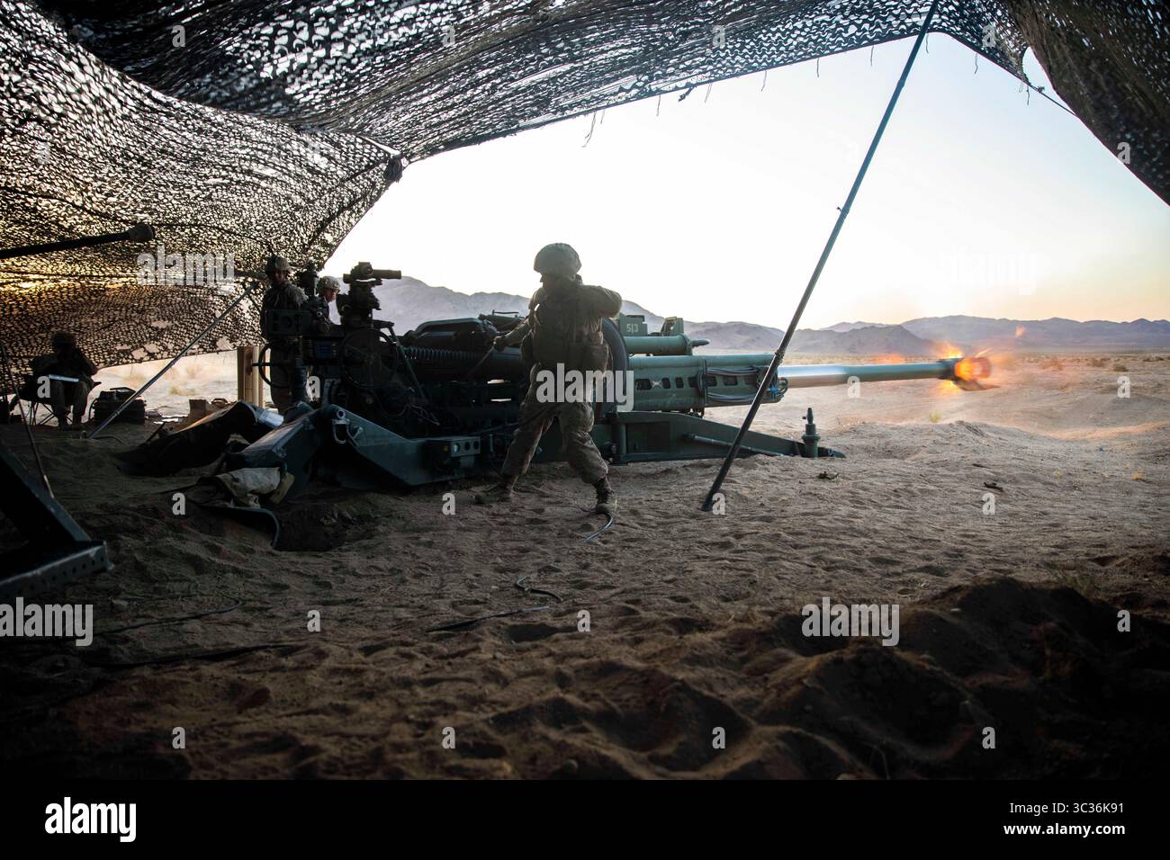30. März 2021: Twentynine Palms, Kalifornien, USA: Manuel Bautista, ein Feldartillerie-Kanonier mit Batterie A, 1. Bataillon, 11. Marine-Regiment, 1. Marine-Division, feuert eine 155-mm-Haubitze M777 während einer Live-Feuerwehrsimulation im Marine Corps Air Ground Combat Center in Twentynine Palms, Kalifornien, 30. März 2021. Während dieses Live-Feuertrainings feuerten Marines auf fiktive feindliche Panzer und gepanzerte Fahrzeuge, die ihre Position angriffen, um ein realistischeres Trainingserlebnis zu bieten. (Kreditbild: © Jamin Powell/USA Marines/ZUMA Wire/ZUMAPRESS.Co Stockfoto