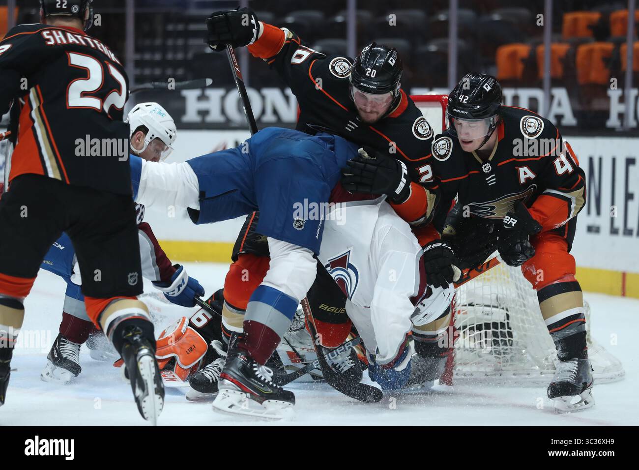 9. April 2021: Dennis Gilbert (9), Verteidiger der Colorado Avalanche, fliegt im Honda Center in Anaheim, CA, während eines Nahkampfes über einen losen Puck im Spiel zwischen der Colorado Avalanche und den Anaheim Ducks (Foto: Peter Joneleit)(Credit Image: &Copy; Peter Joneleit/CSM via ZUMA Wire) Stockfoto