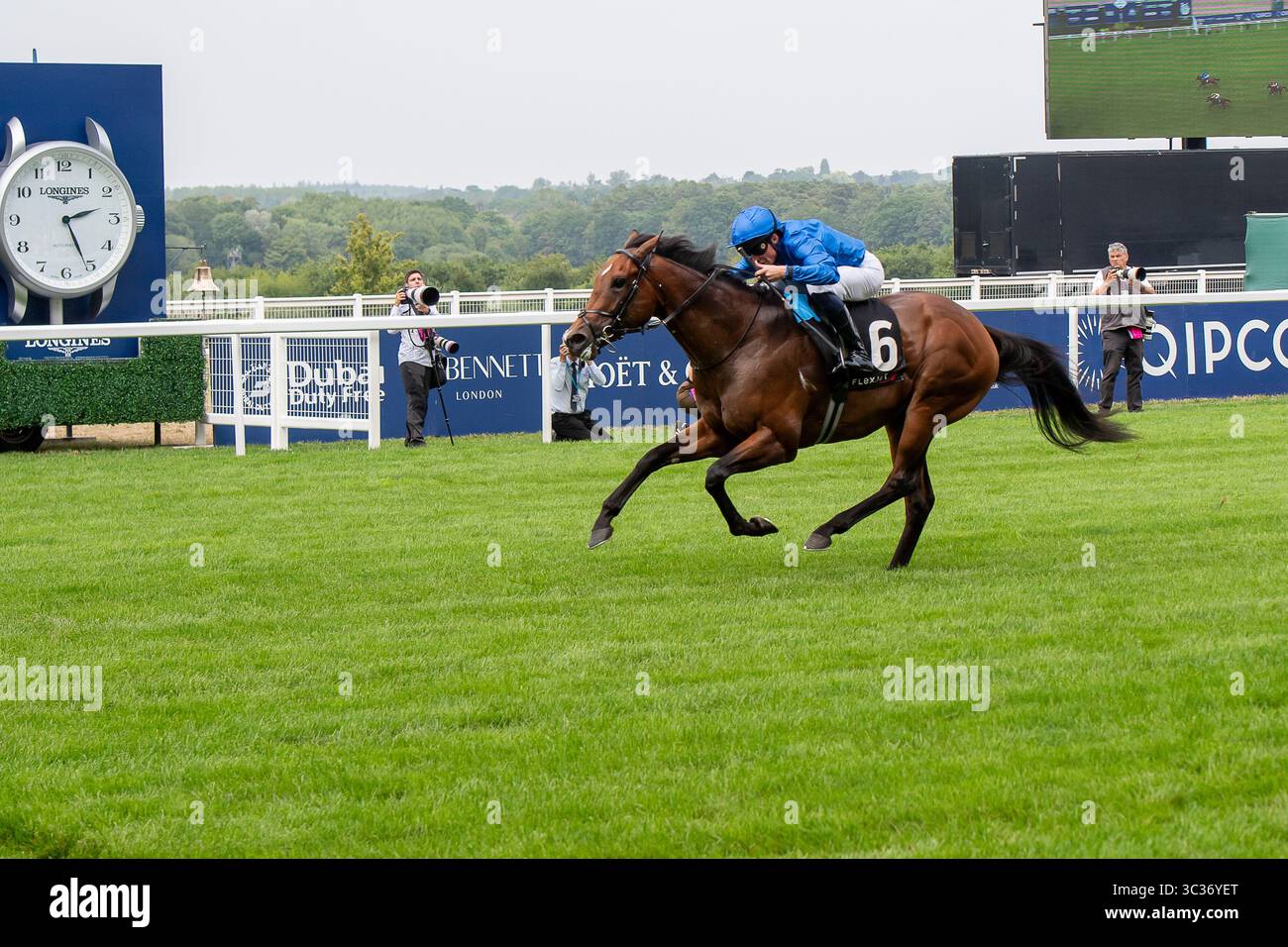 Ascot, Großbritannien. Juli 2025. PFERDEZEIT BIS ZUM TURN, geritten von Jockey William Buick, gewinnt Rennen zwei das Flexjet Pat Eddery Stakes Class 1 Listed Race beim King George Friday Raceday auf der Ascot Racecourse in Ascot, Berkshire. Besitzer Godolphin, Trainer Charlie Appleby, Newmarket, Züchter Godolphin Sponsor Emirates Fly Better. Quelle: Maureen McLean/Alamy Live News Stockfoto