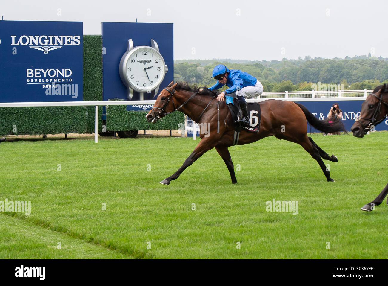 Ascot, Großbritannien. Juli 2025. PFERDEZEIT BIS ZUM TURN, geritten von Jockey William Buick, gewinnt Rennen zwei das Flexjet Pat Eddery Stakes Class 1 Listed Race beim King George Friday Raceday auf der Ascot Racecourse in Ascot, Berkshire. Besitzer Godolphin, Trainer Charlie Appleby, Newmarket, Züchter Godolphin Sponsor Emirates Fly Better. Quelle: Maureen McLean/Alamy Live News Stockfoto