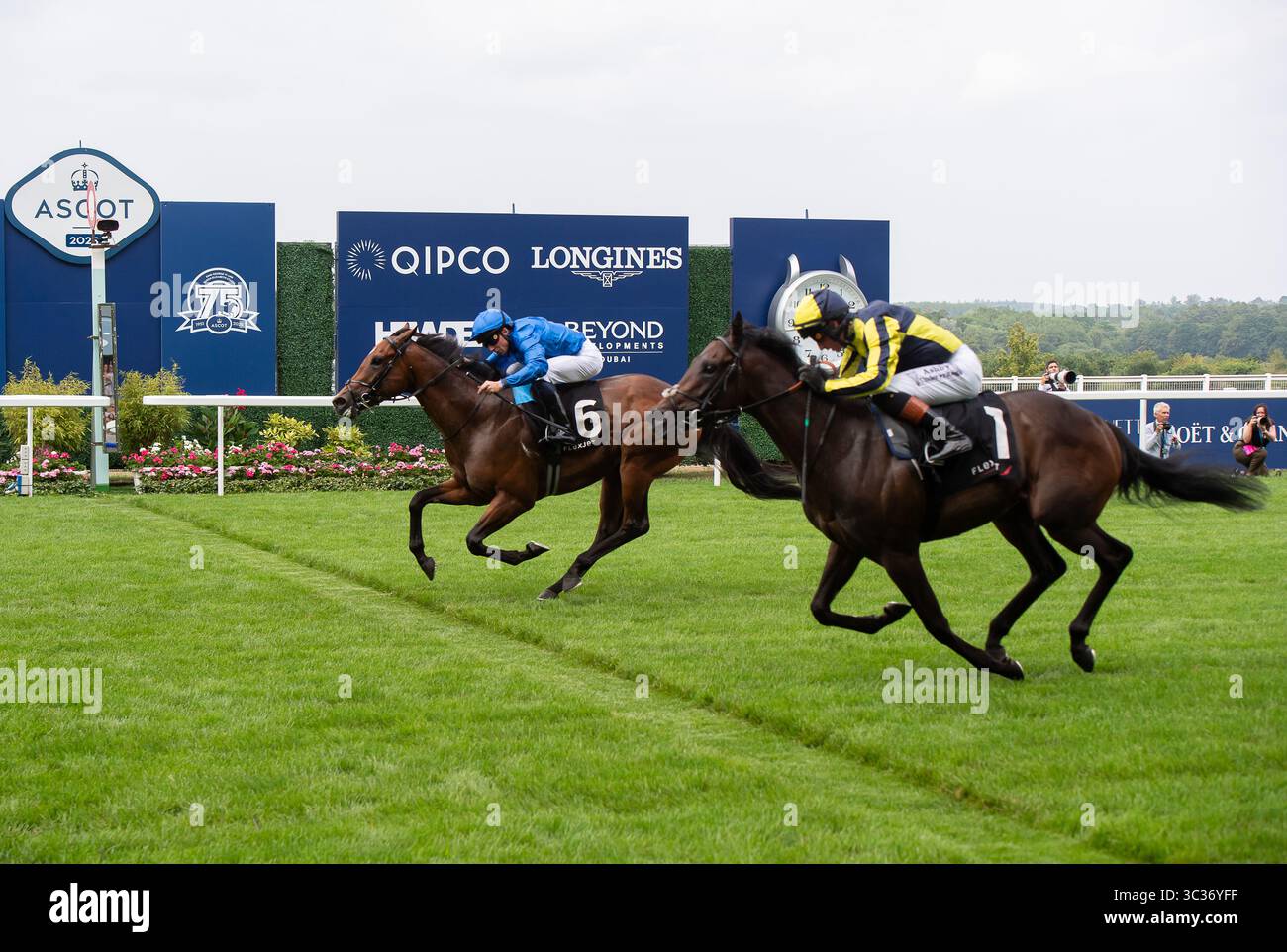 Ascot, Großbritannien. Juli 2025. Horse TIME TO TURN (Nr. 6), geritten von Jockey William Buick, gewinnt Rennen zwei des Flexjet Pat Eddery Stakes Class 1 Listed Race beim King George Friday Raceday auf der Ascot Racecourse in Ascot, Berkshire. Besitzer Godolphin, Trainer Charlie Appleby, Newmarket, Züchter Godolphin Sponsor Emirates Fly Better. Quelle: Maureen McLean/Alamy Live News Stockfoto