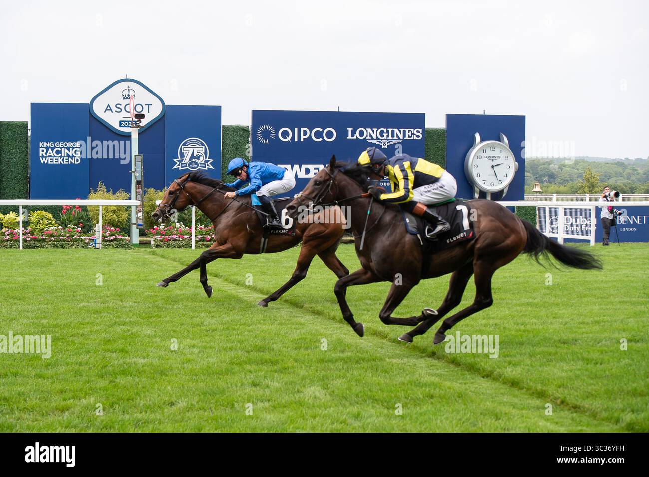 Ascot, Großbritannien. Juli 2025. Horse TIME TO TURN (Nr. 6), geritten von Jockey William Buick, gewinnt Rennen zwei des Flexjet Pat Eddery Stakes Class 1 Listed Race beim King George Friday Raceday auf der Ascot Racecourse in Ascot, Berkshire. Besitzer Godolphin, Trainer Charlie Appleby, Newmarket, Züchter Godolphin Sponsor Emirates Fly Better. Quelle: Maureen McLean/Alamy Live News Stockfoto