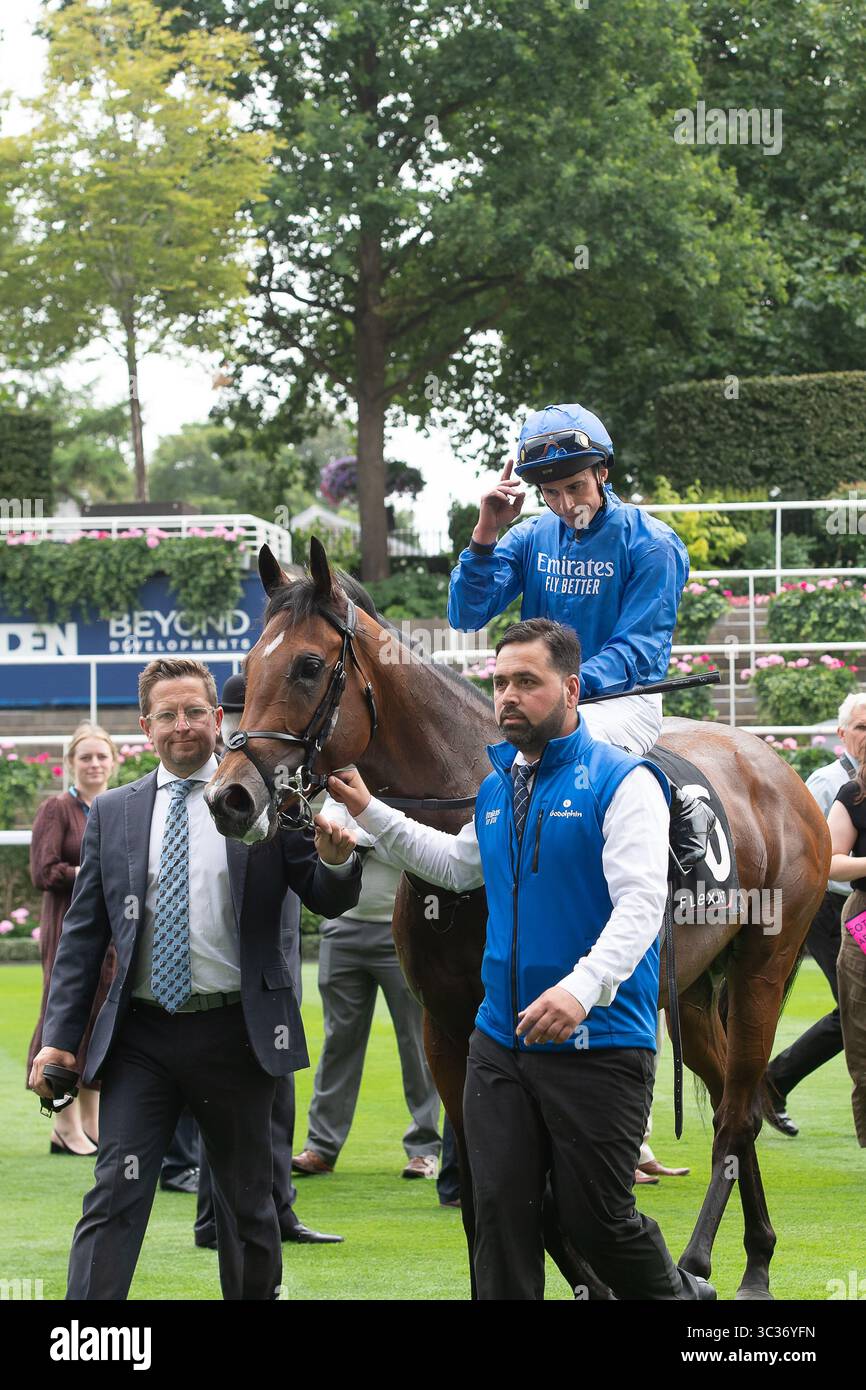 Ascot, Großbritannien. Juli 2025. PFERDEZEIT BIS ZUM TURN, geritten von Jockey William Buick, gewinnt Rennen zwei das Flexjet Pat Eddery Stakes Class 1 Listed Race beim King George Friday Raceday auf der Ascot Racecourse in Ascot, Berkshire. Besitzer Godolphin, Trainer Charlie Appleby, Newmarket, Züchter Godolphin Sponsor Emirates Fly Better. Quelle: Maureen McLean/Alamy Live News Stockfoto