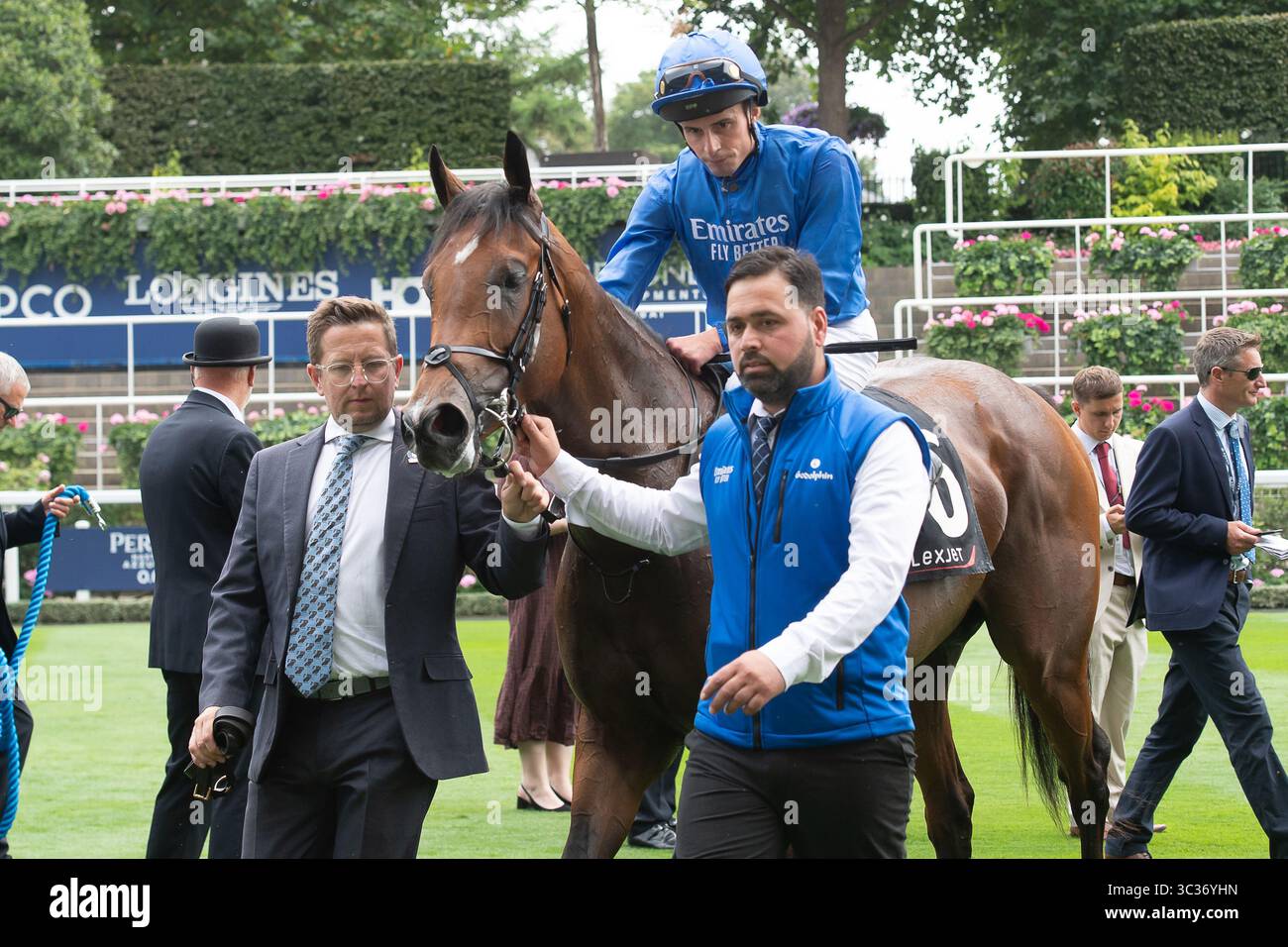 Ascot, Großbritannien. Juli 2025. PFERDEZEIT BIS ZUM TURN, geritten von Jockey William Buick, gewinnt Rennen zwei das Flexjet Pat Eddery Stakes Class 1 Listed Race beim King George Friday Raceday auf der Ascot Racecourse in Ascot, Berkshire. Besitzer Godolphin, Trainer Charlie Appleby, Newmarket, Züchter Godolphin Sponsor Emirates Fly Better. Quelle: Maureen McLean/Alamy Live News Stockfoto