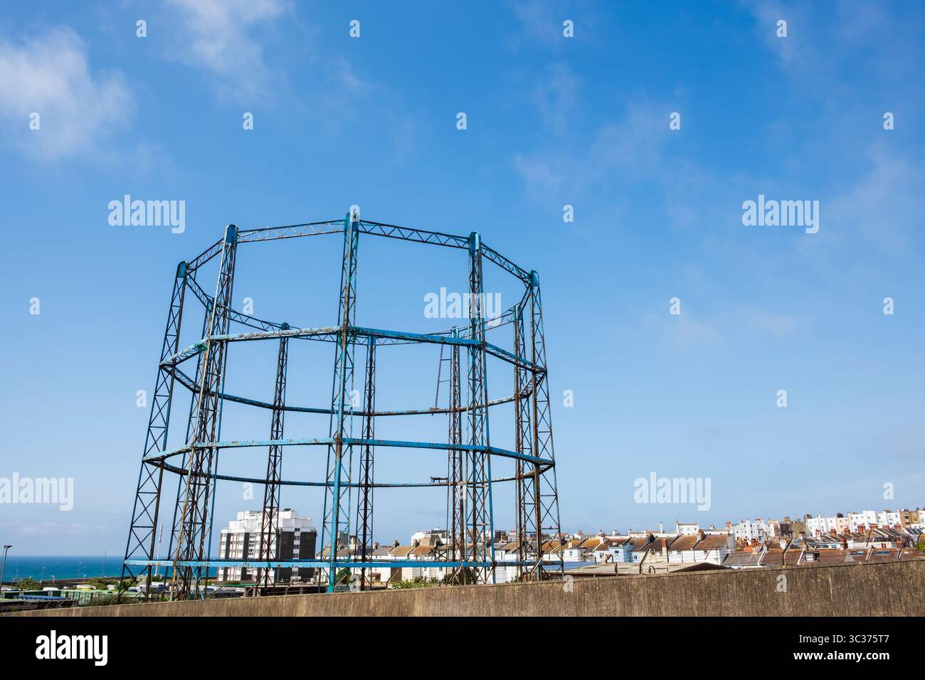Gasometer vor einem tiefblauen Himmel in der Nähe des Yachthafens von Brighton, Brighton, Großbritannien Stockfoto