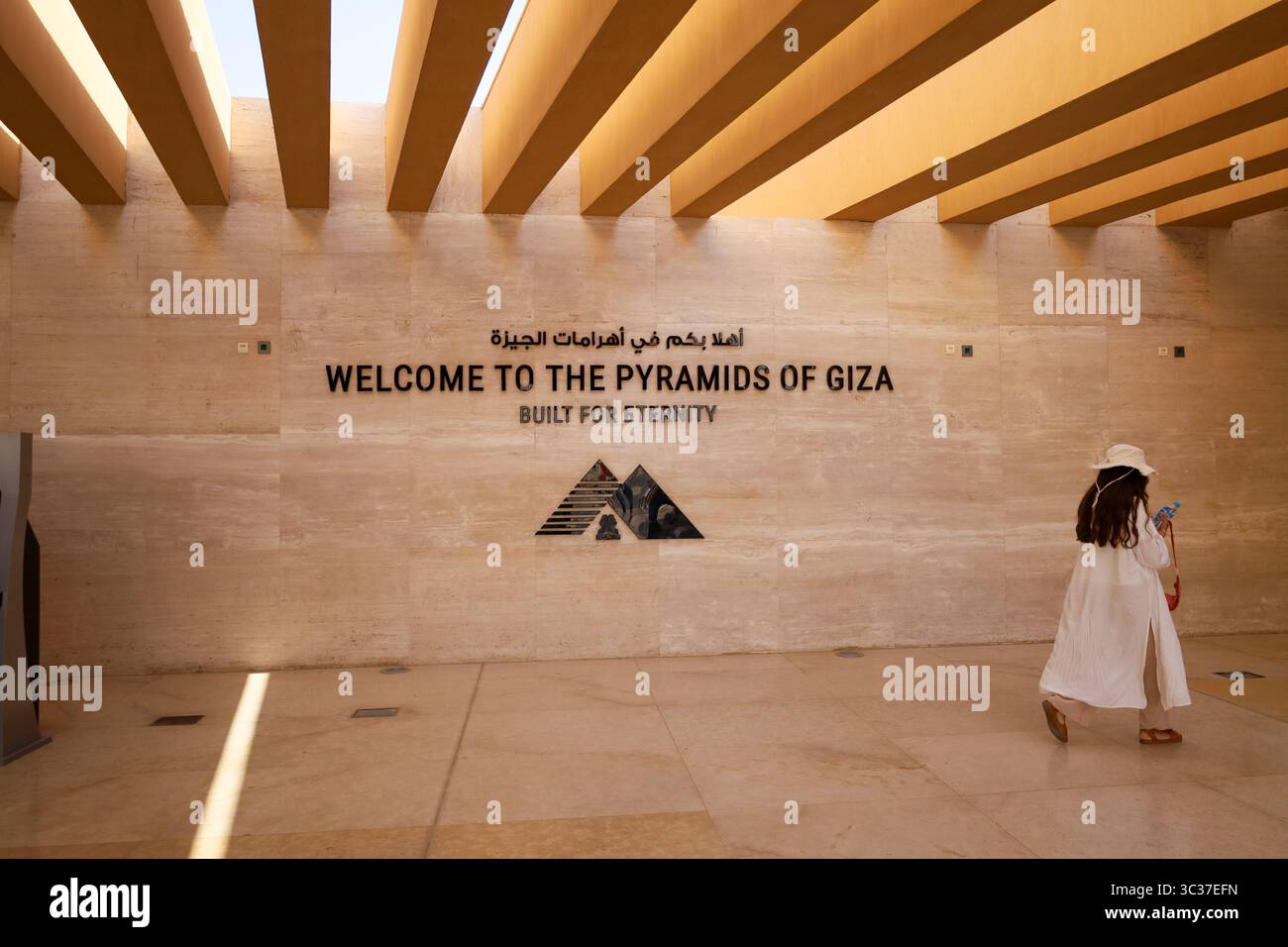 Gizeh, Ägypten, 17. Juli 2025: Touristen buchen Tickets im Besucherzentrum, um die Pyramiden von Gizeh in der Nähe von Kairo zu erkunden, eines der sieben antiken Wunder von Kairo Stockfoto