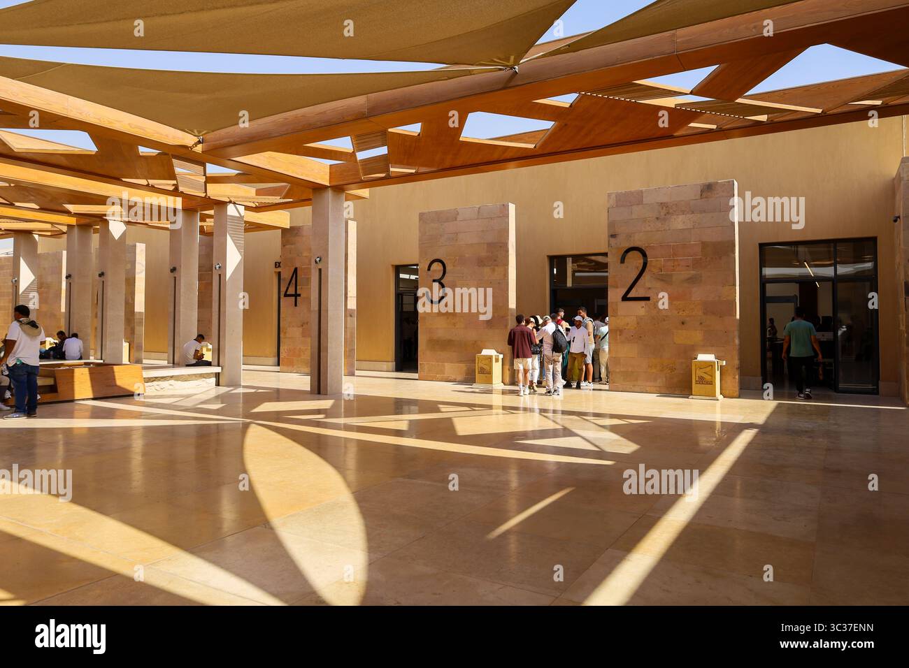 Gizeh, Ägypten, 17. Juli 2025: Touristen buchen Tickets im Besucherzentrum, um die Pyramiden von Gizeh in der Nähe von Kairo zu erkunden, eines der sieben antiken Wunder von Kairo Stockfoto