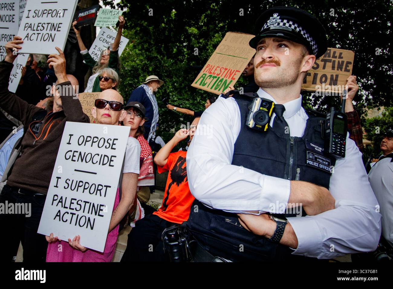 Die Demonstranten widersetzen sich dem Verbot der „Palästinensischen Aktion“, indem sie auf dem Parlamentsplatz Zeichen zur Unterstützung der Gruppe halten, bevor sie verhaftet werden Stockfoto