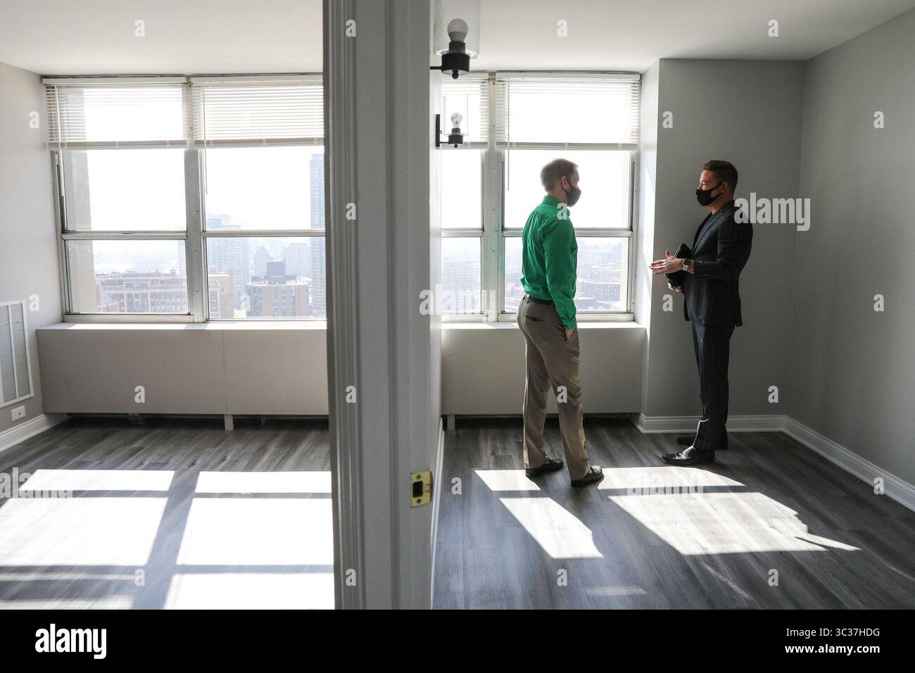 März 2021, USA: Josh Green, 32, links, besichtigt eine renovierte Junior-1-Zimmer-Wohnung in Chicago am 12. März 2021. (Kreditbild: © TNS via ZUMA Wire) Stockfoto