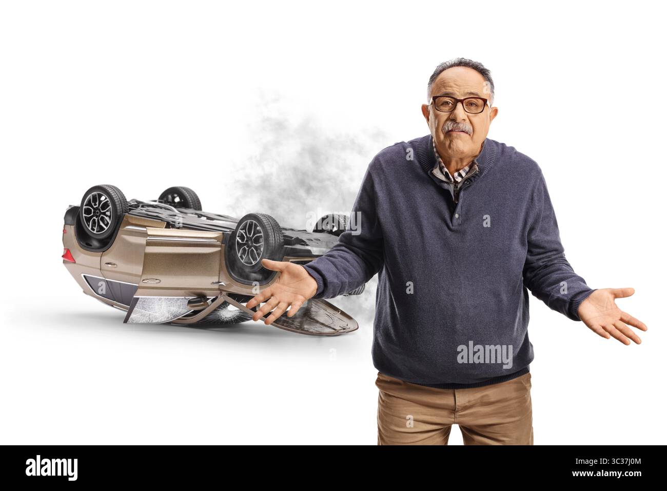 Verwüsteter reifer Mann vor einem Autounfall, isoliert auf weißem Hintergrund Stockfoto