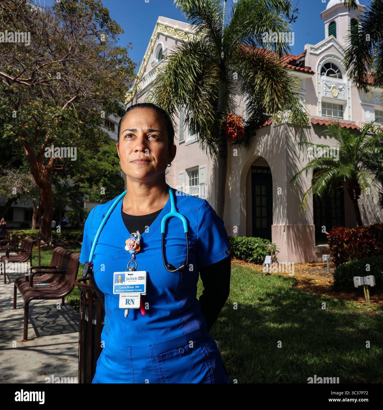 16. April 2021, Miami, FL: Laura Rivas, Intensivpflegerin am Jackson Memorial in Miami, arbeitete in der Haupteinheit COVID-19, die die kranksten Patienten behandelte. (Kreditbild: © TNS via ZUMA Wire) Stockfoto