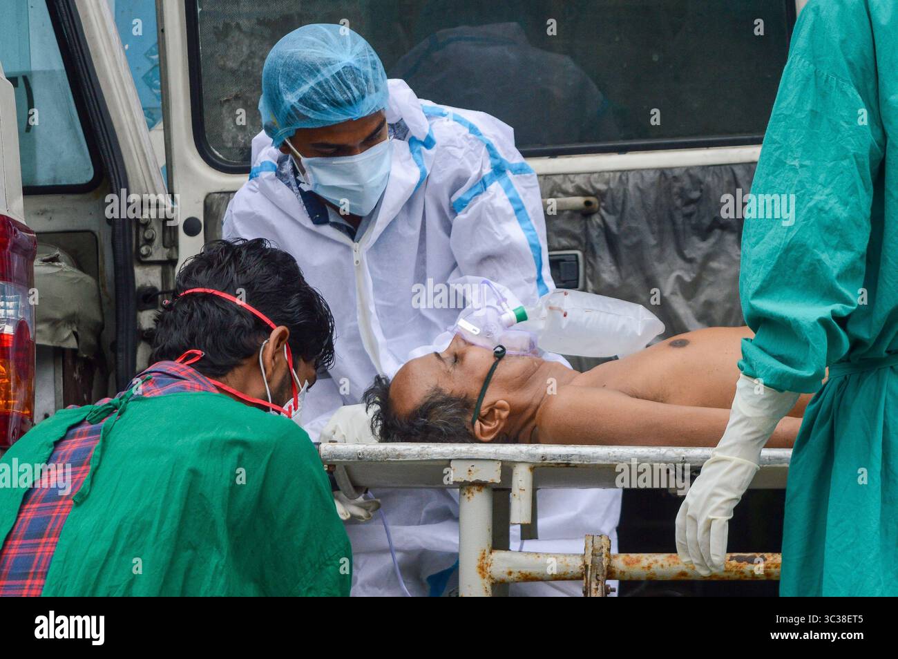22. April 2021, Kolkata, Westbengalen, Indien: Ein Mann, der positiv auf COVID-19 getestet wurde, spuckt Blut, als er am 22. April 2021 in eine Intensivstation eines Krankenhauses in Kalkutta, Indien, gebracht wird. Indien verzeichnete gestern über 3 Lakh-Fälle und 2000 Todesfälle, der höchste erreichte Höchststand der Welt bis heute. (Bild: © Debarchan Chatterjee/ZUMA Wire) Stockfoto