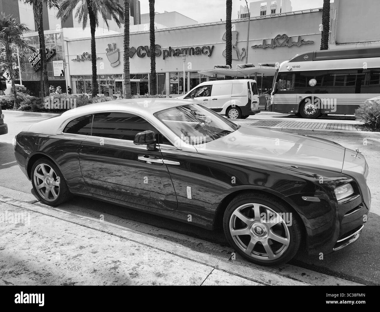Miami Beach, Florida, USA - 8. Juni 2024: 2014 Rolls-Royce Wraith Luxusauto am Ocean Drive miami Beach. Rolls Royce ist eine britische Luxuswagenmarke Stockfoto