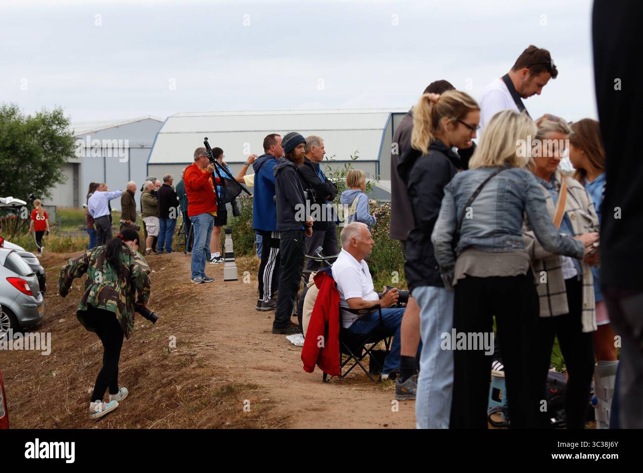 Juli 2025. Flughafen Prestwick, Schottland. Hunderte von Zuschauern versammeln sich vor der Ankunft des US-Präsidenten am Rande des Prestwick International Airport. Jacob Hughes/Alamy Live News Stockfoto