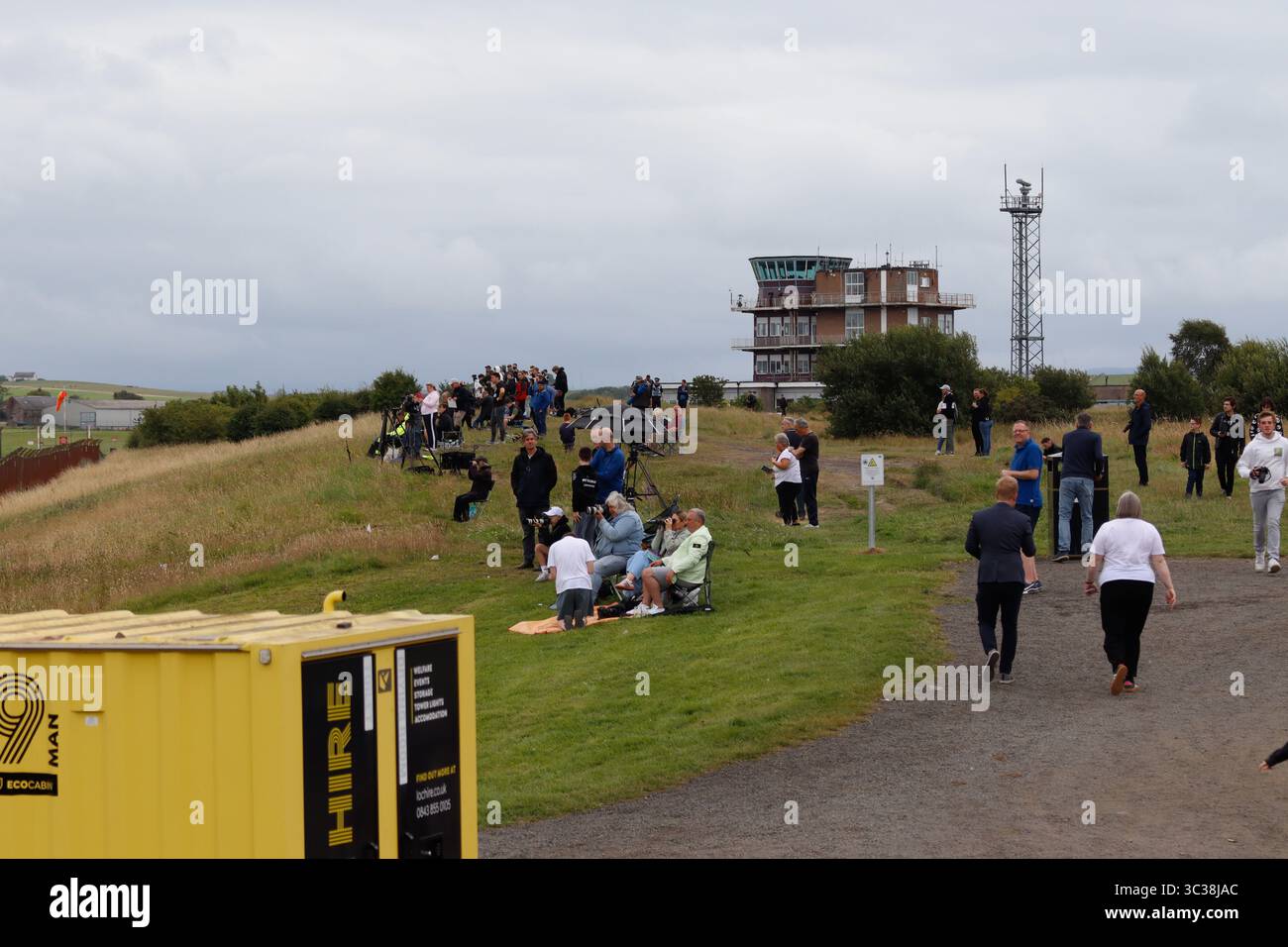 Juli 2025. Flughafen Prestwick, Schottland. Hunderte von Zuschauern versammeln sich vor der Ankunft des US-Präsidenten am Rande des Prestwick International Airport. Jacob Hughes/Alamy Live News Stockfoto